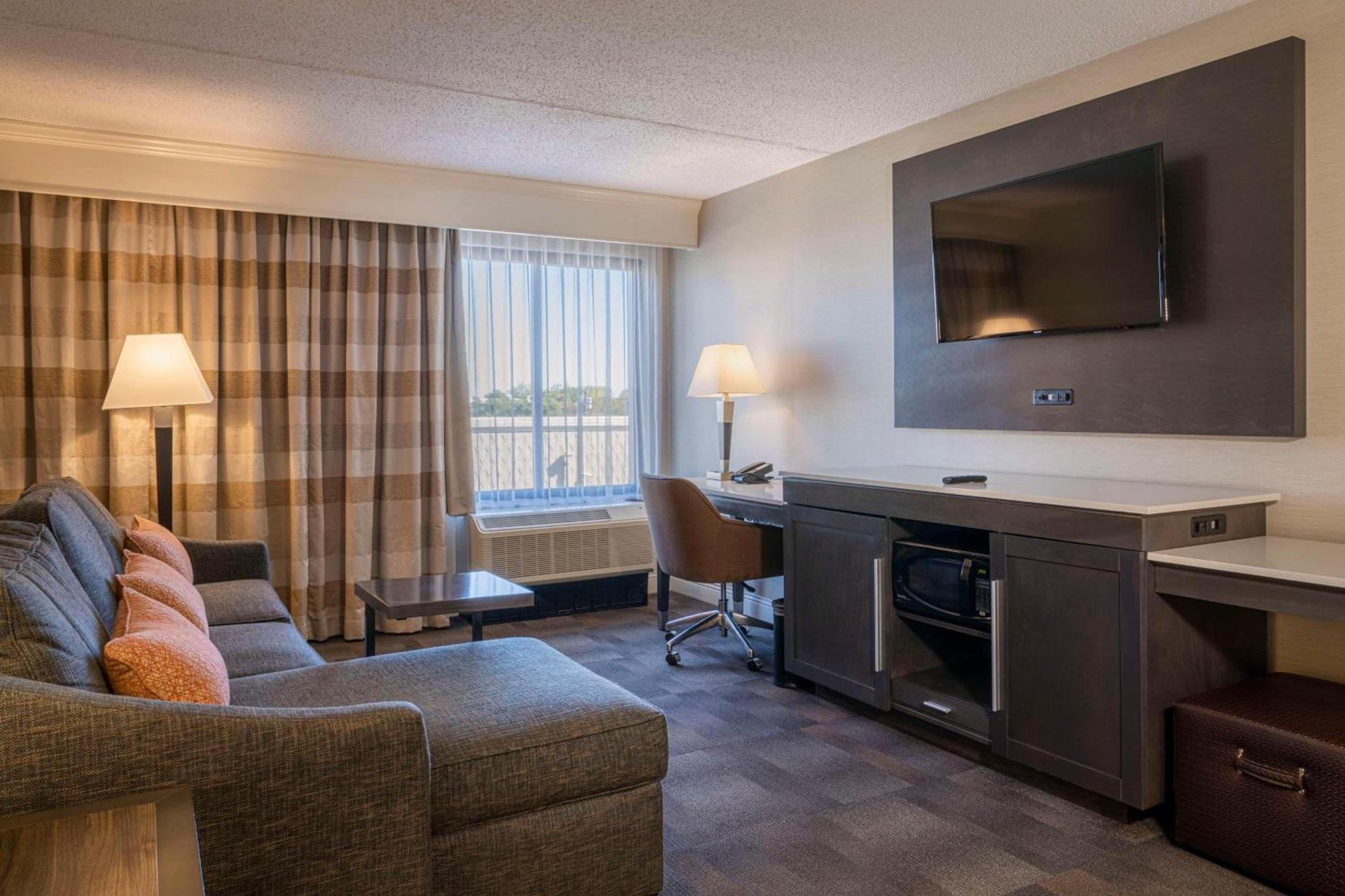 Hampton Inn Carlstadt At The Meadowlands photo 8