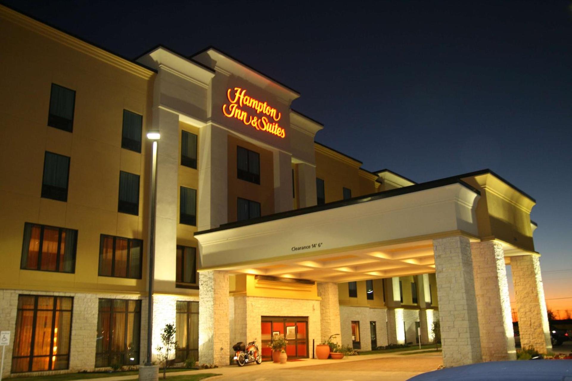 Hampton Inn & Suites Bastrop photo 2