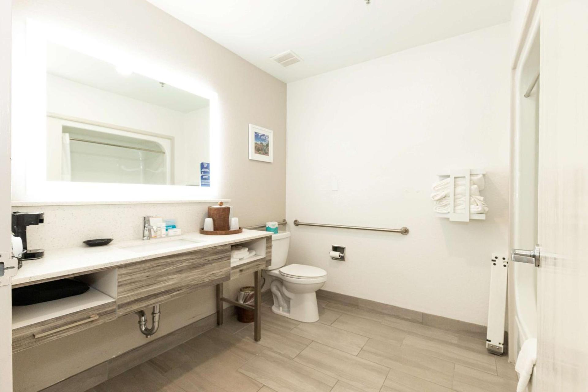 Hampton Inn Kerrville photo 11
