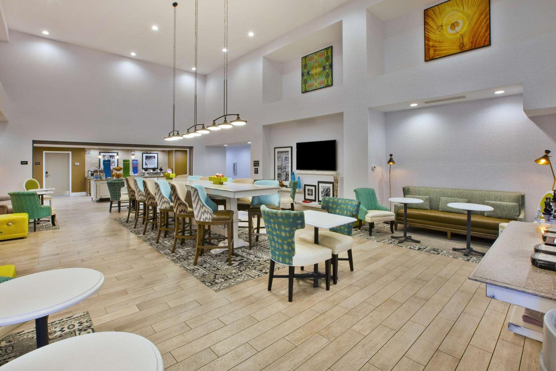 Hampton Inn & Suites Alliance photo 4