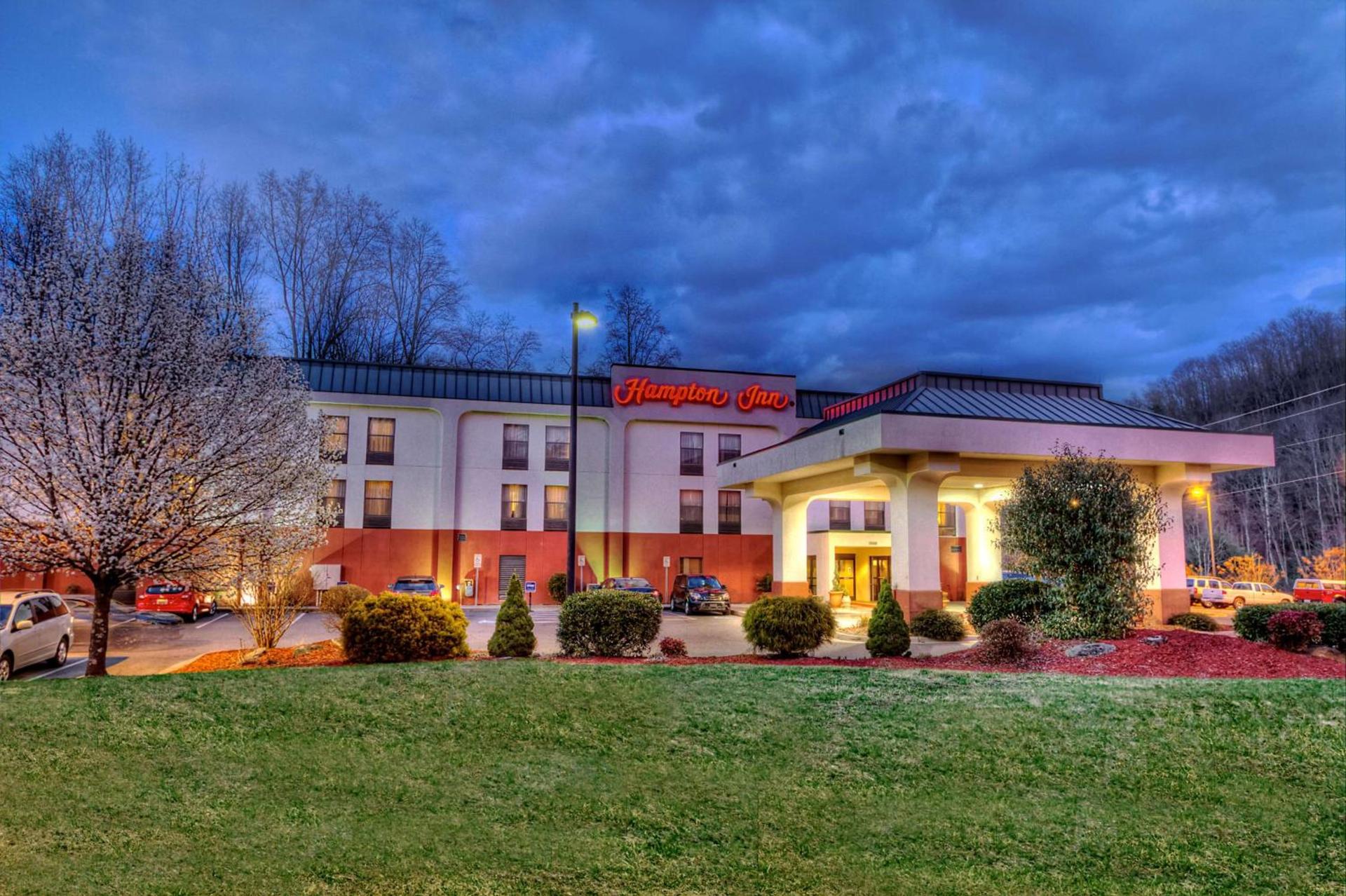Hampton Inn Marion photo 1