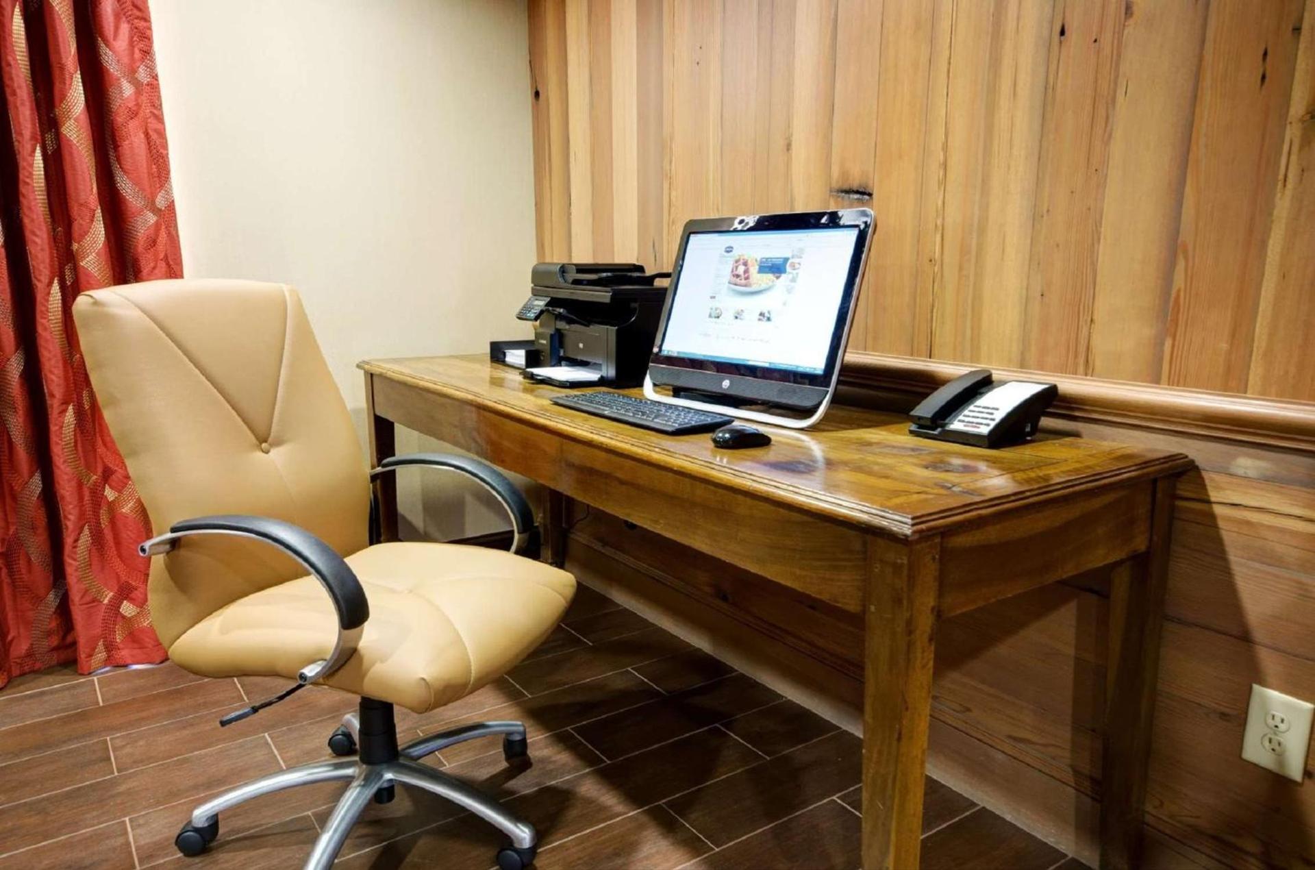 Hampton Inn & Suites Tifton photo 21