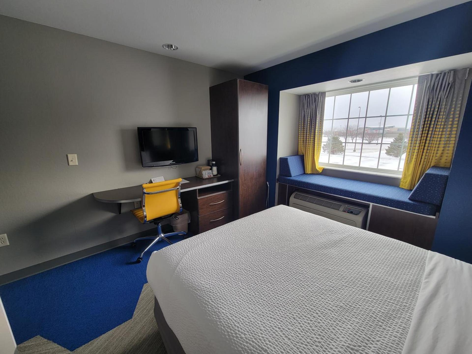 Microtel Inn & Suites by Wyndham Bluffs photo 37