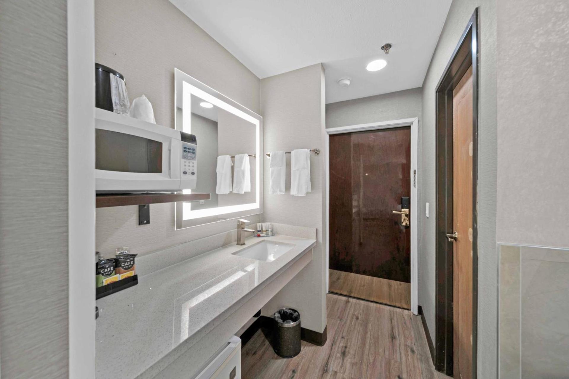 Baymont by Wyndham Anderson photo 15