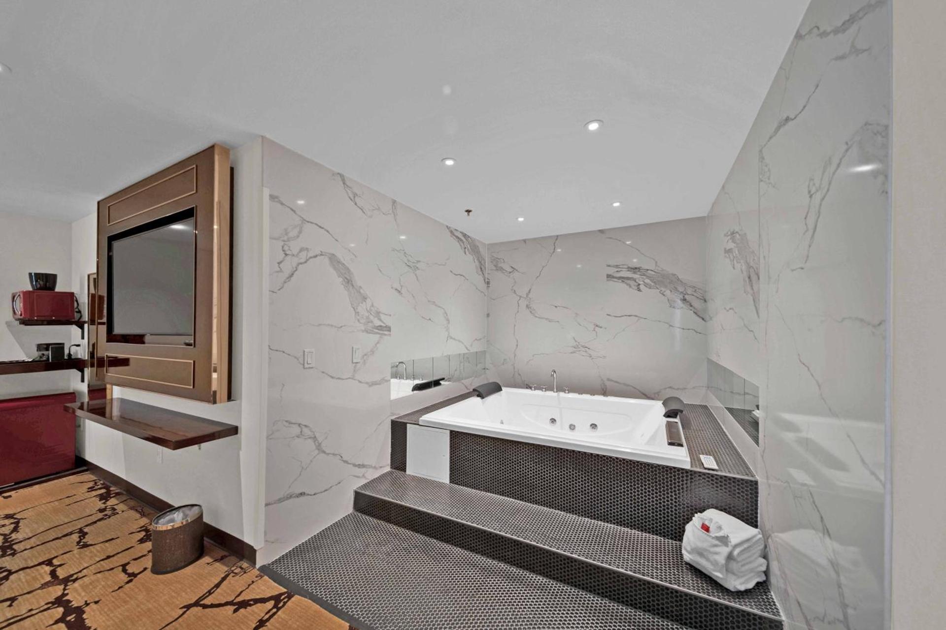 Baymont by Wyndham Anderson photo 16