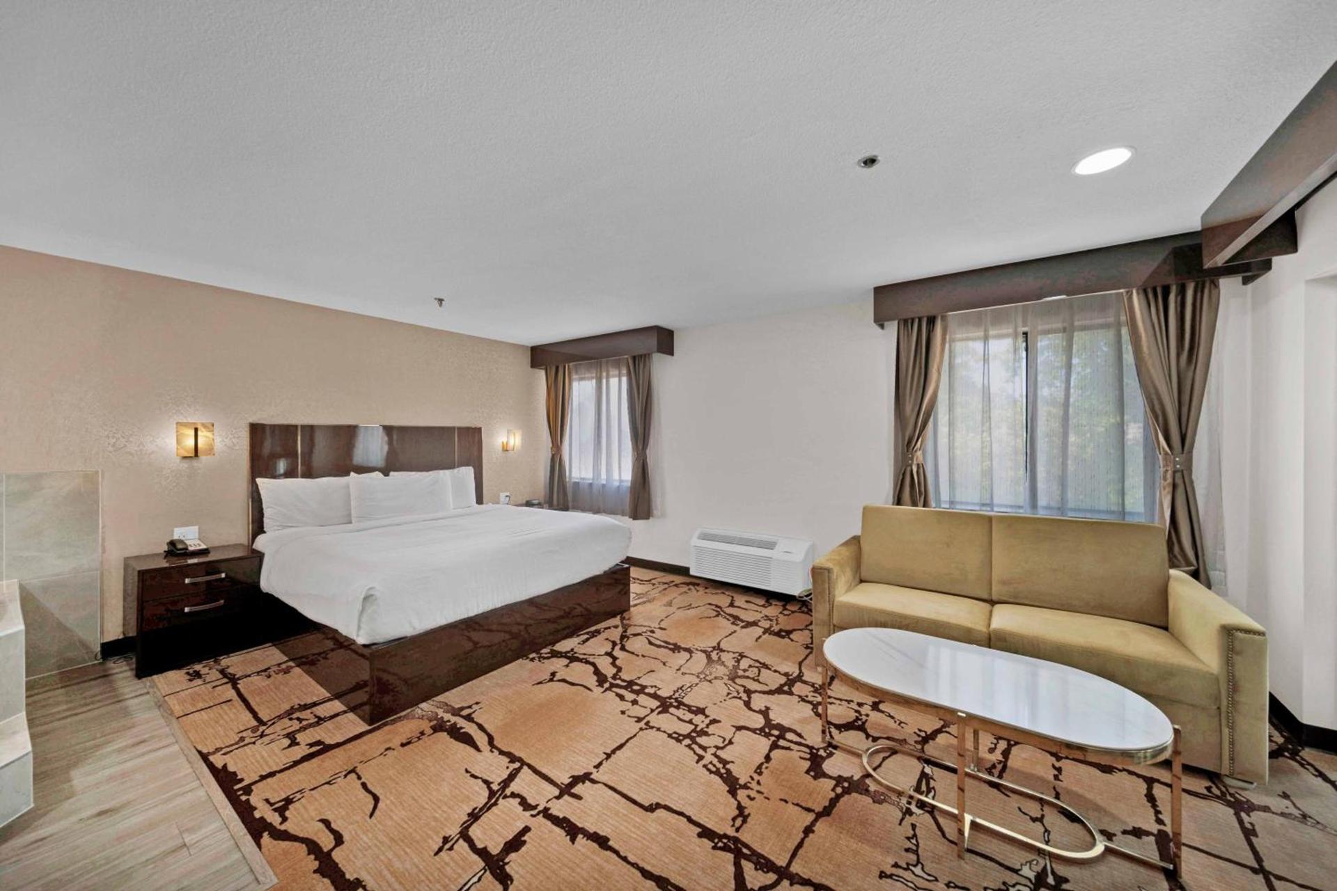 Baymont by Wyndham Anderson photo 17