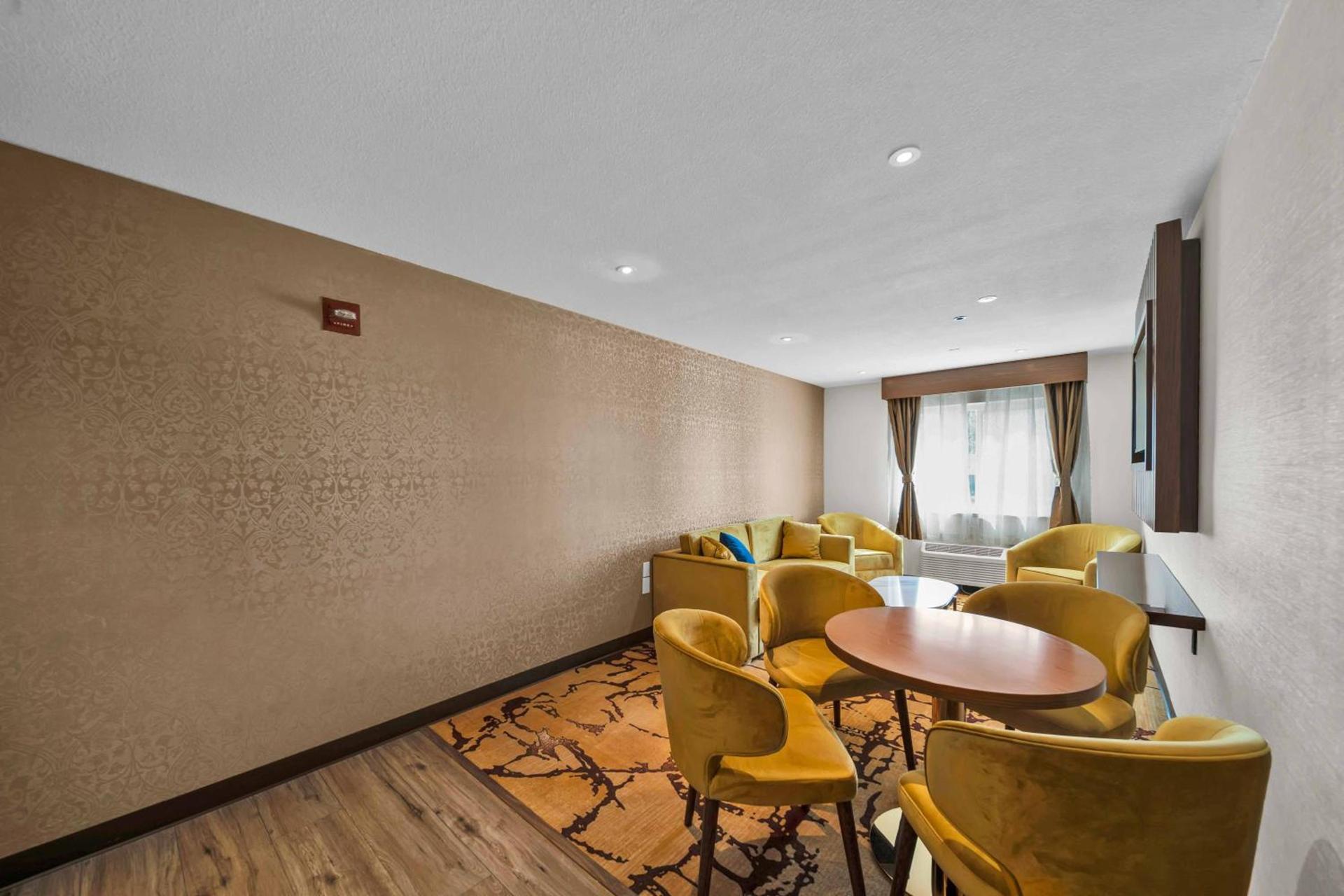 Baymont by Wyndham Anderson photo 25