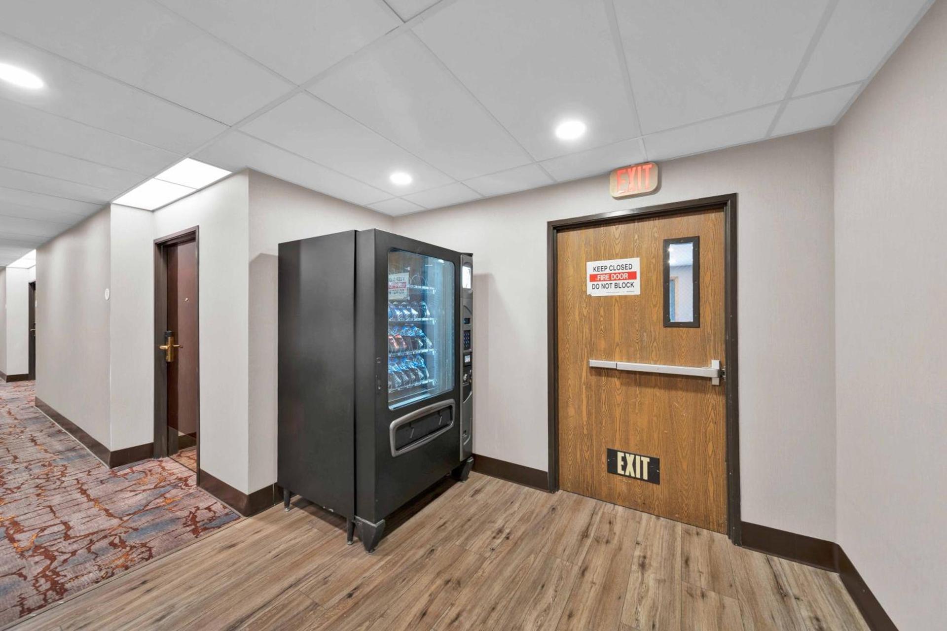 Baymont by Wyndham Anderson photo 21