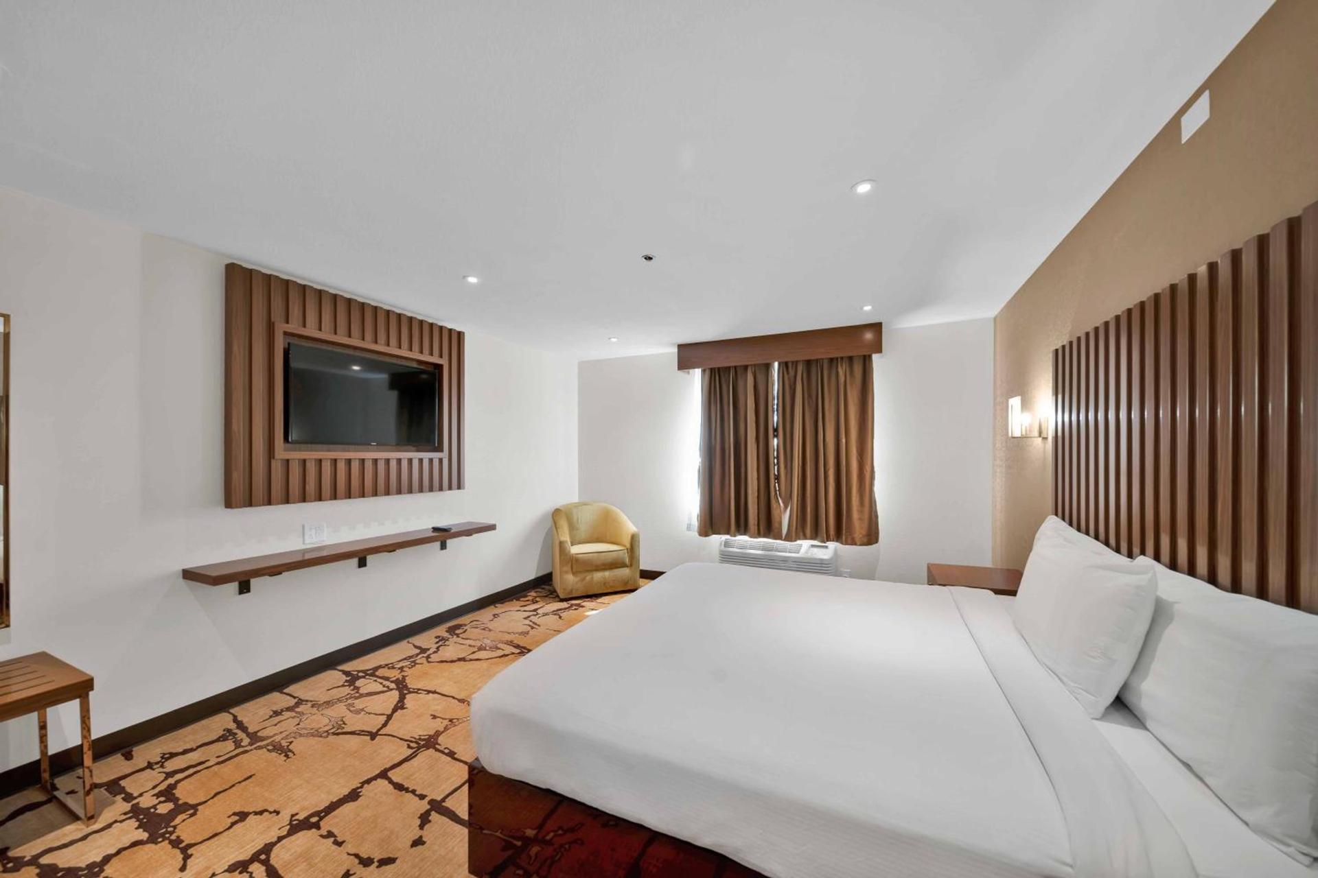 Baymont by Wyndham Anderson photo 31