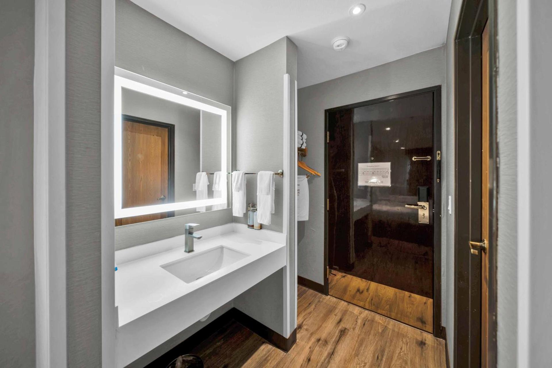 Baymont by Wyndham Anderson photo 30