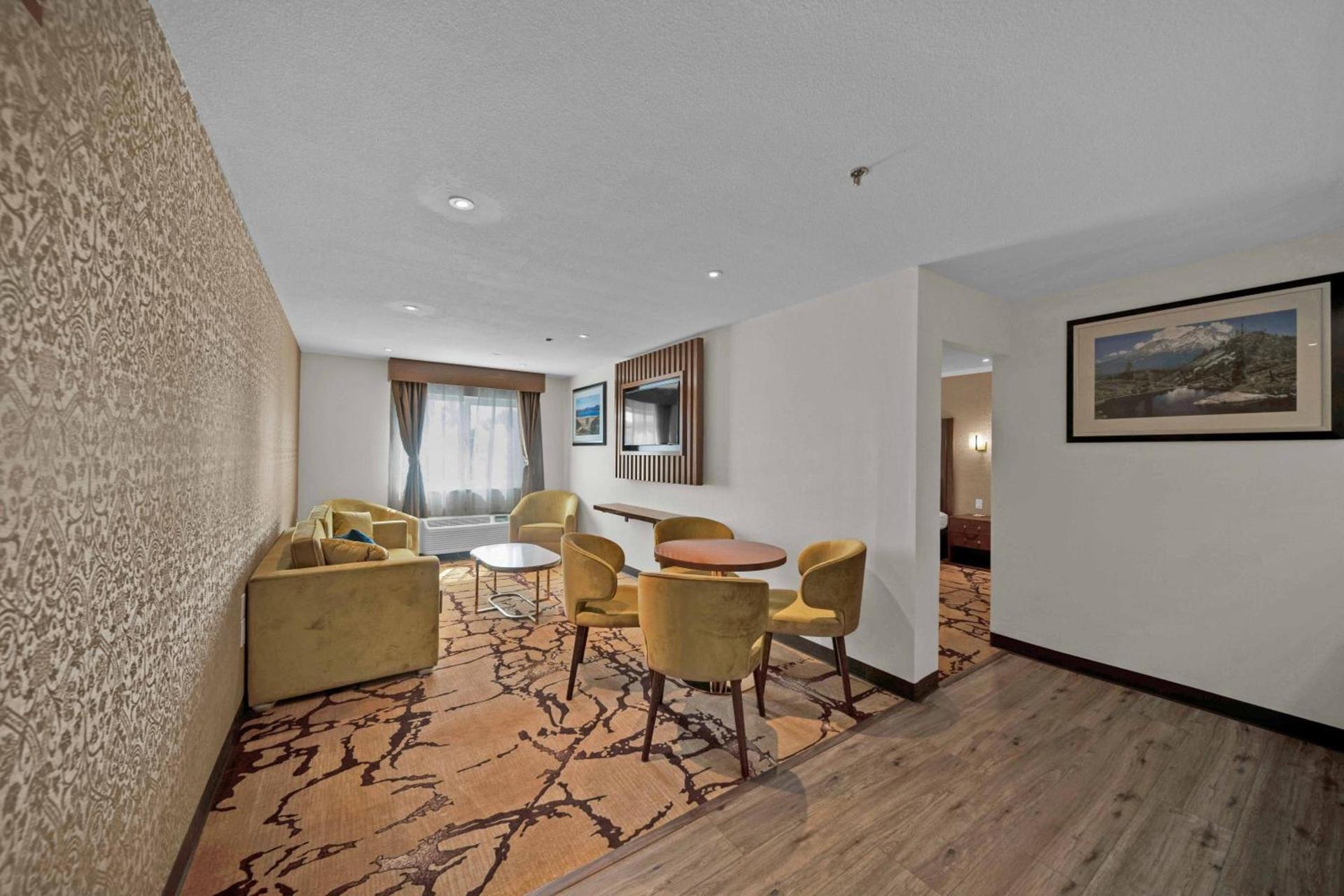 Baymont by Wyndham Anderson photo 28