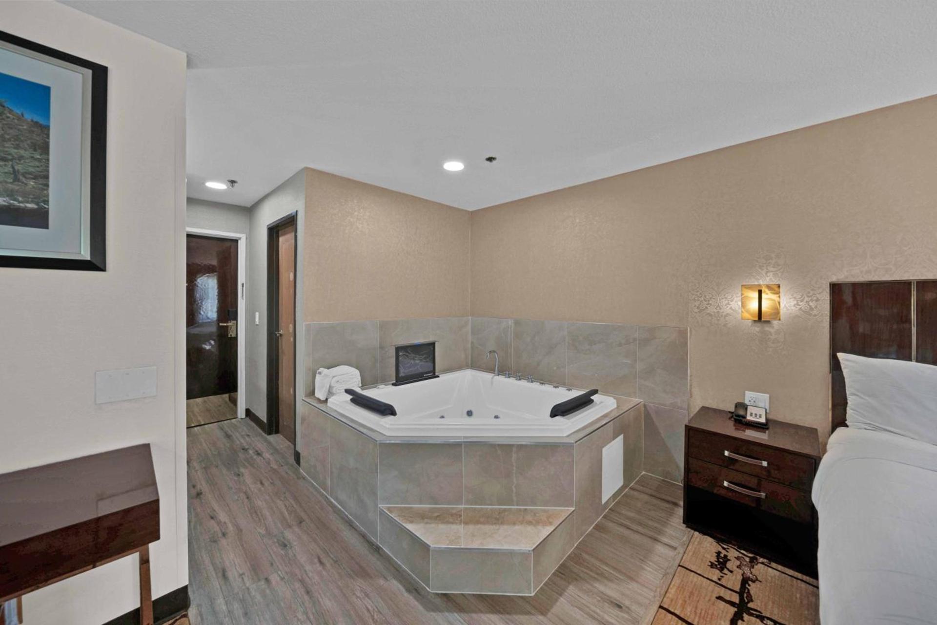 Baymont by Wyndham Anderson photo 35