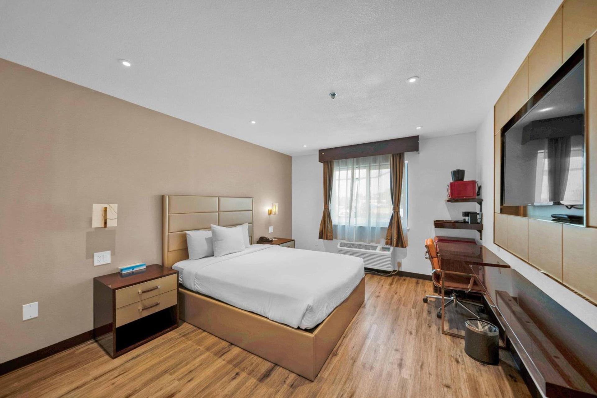 Baymont by Wyndham Anderson photo 34