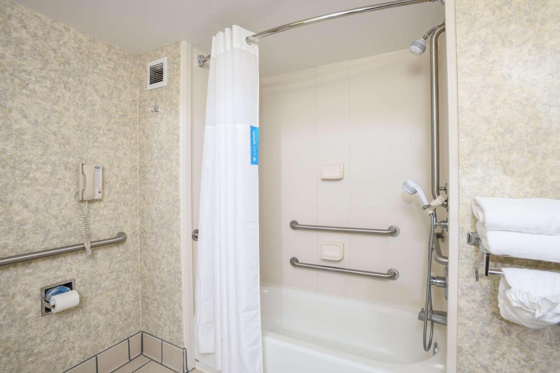 Hampton Inn Williamston photo 12