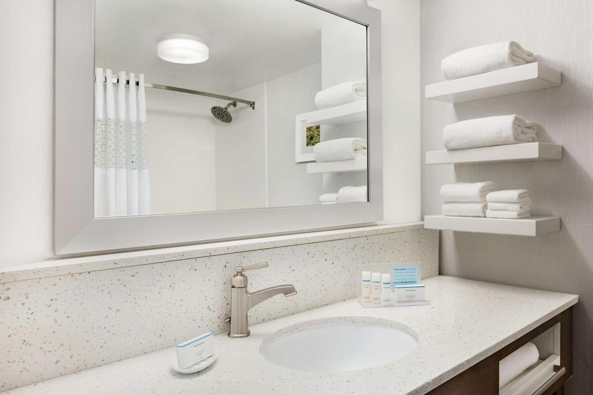 Hampton Inn Waycross photo 11