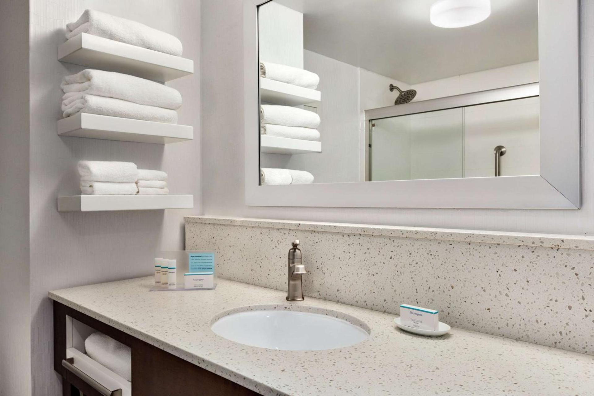 Hampton Inn Waycross photo 16