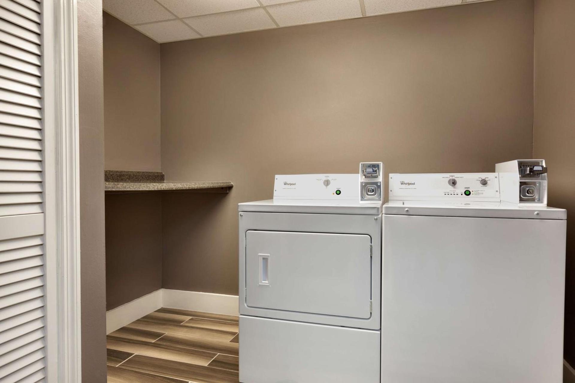 Hampton Inn Waycross photo 19