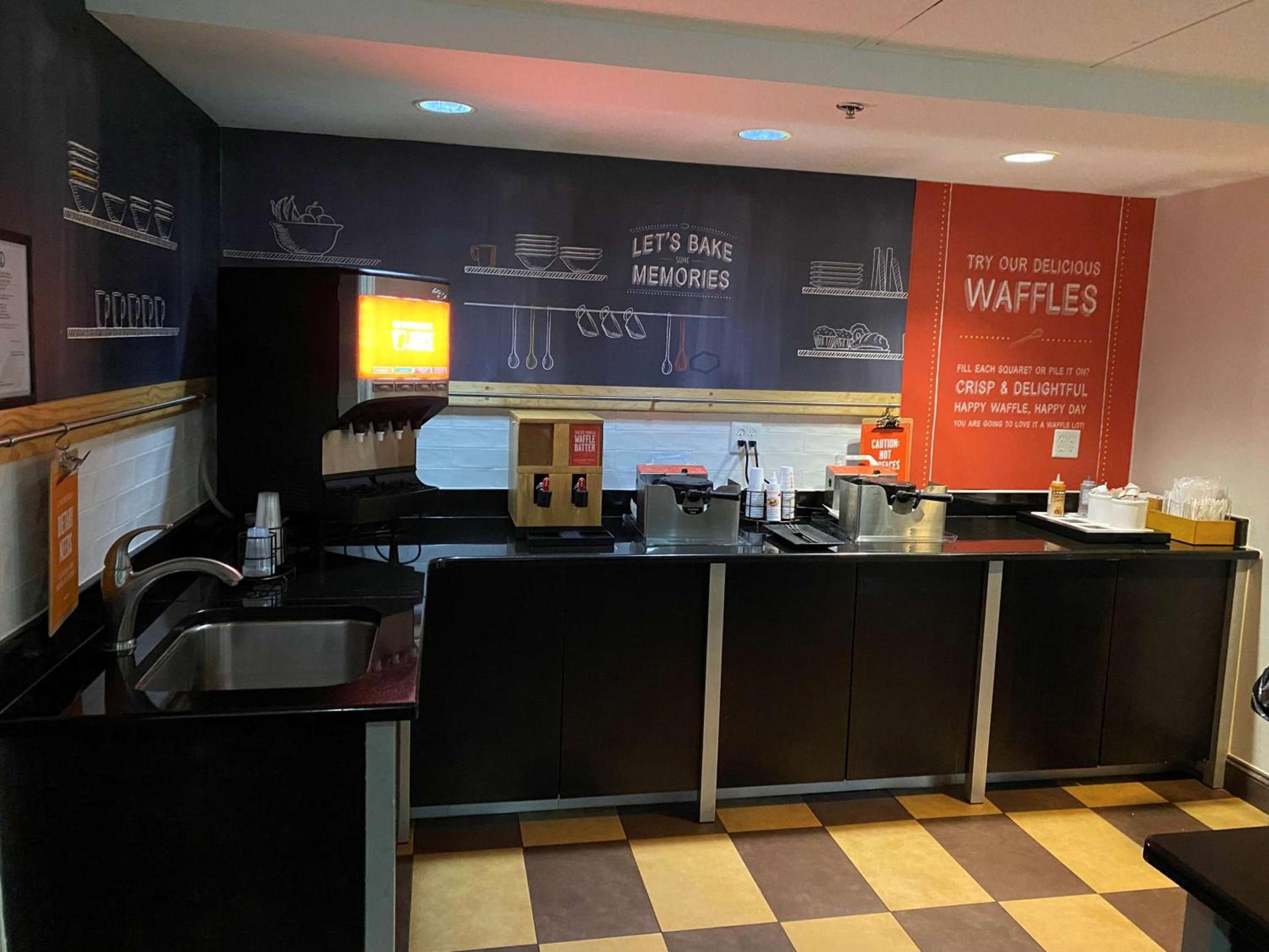 Hampton Inn Ft. Chiswell-Max Meadows photo 8
