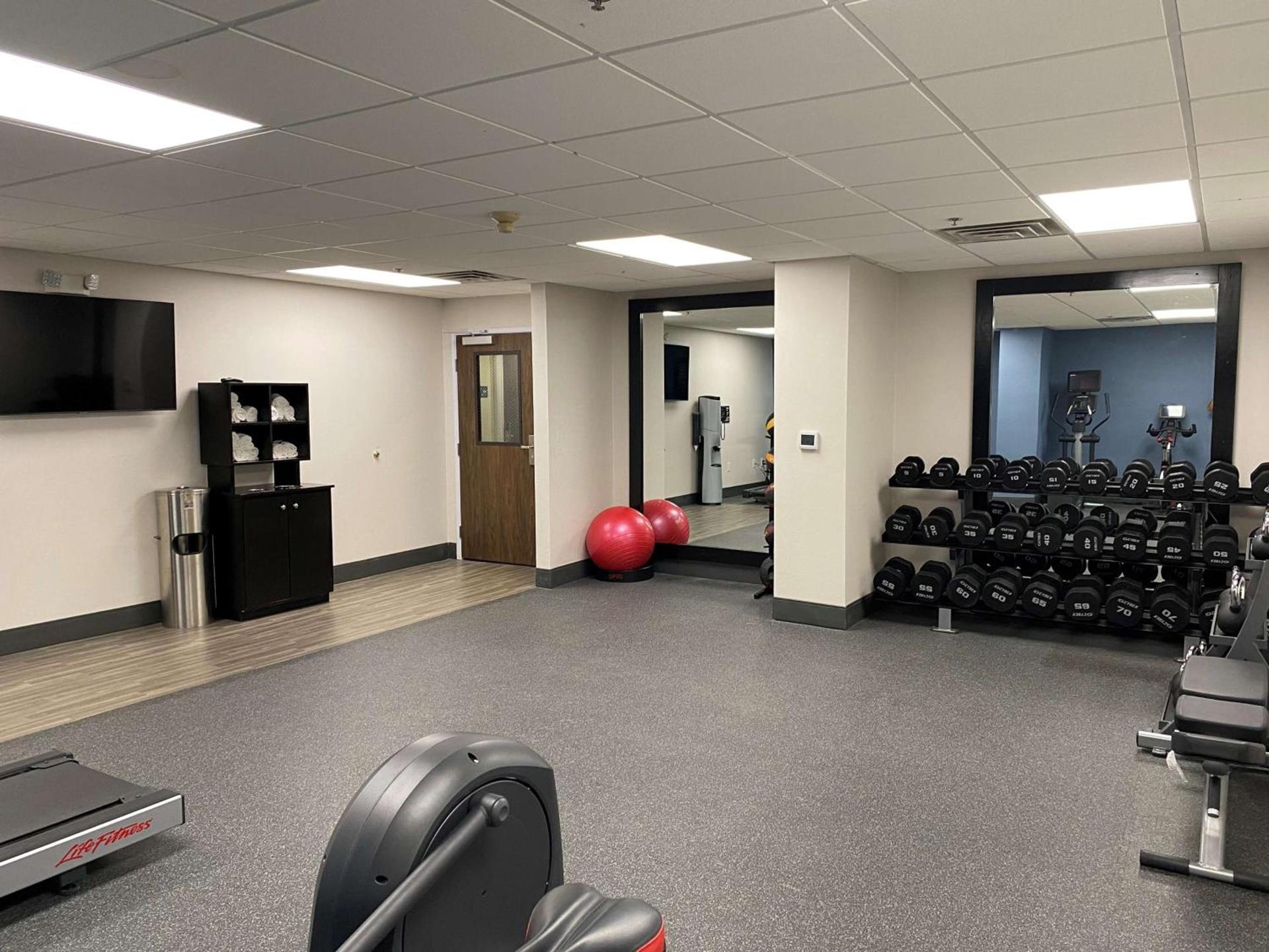 Hampton Inn Ft. Chiswell-Max Meadows photo 11