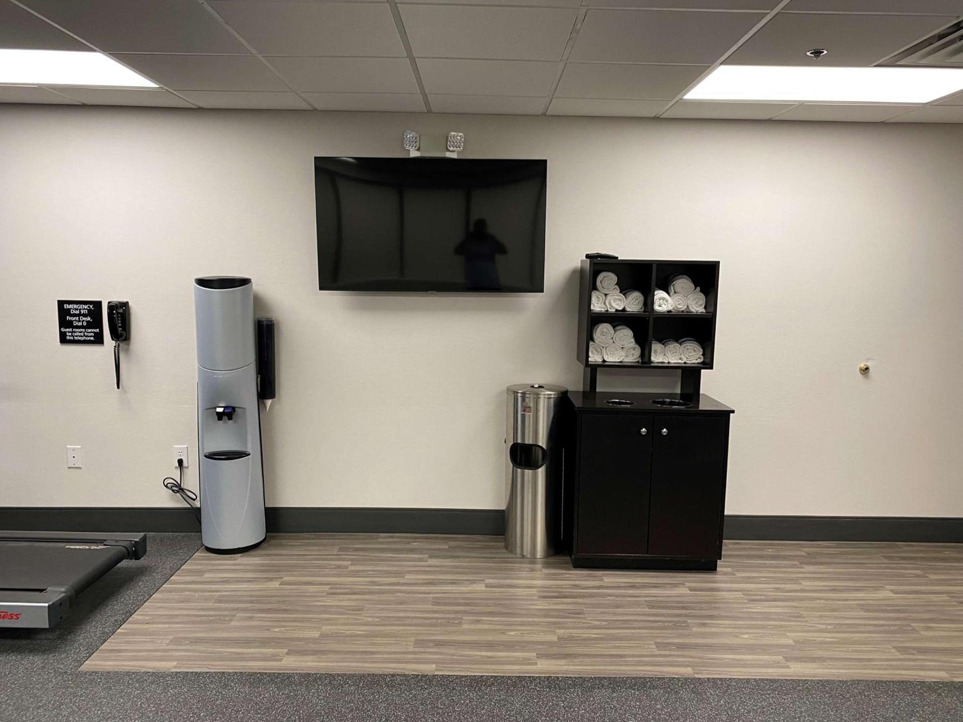 Hampton Inn Ft. Chiswell-Max Meadows photo 12