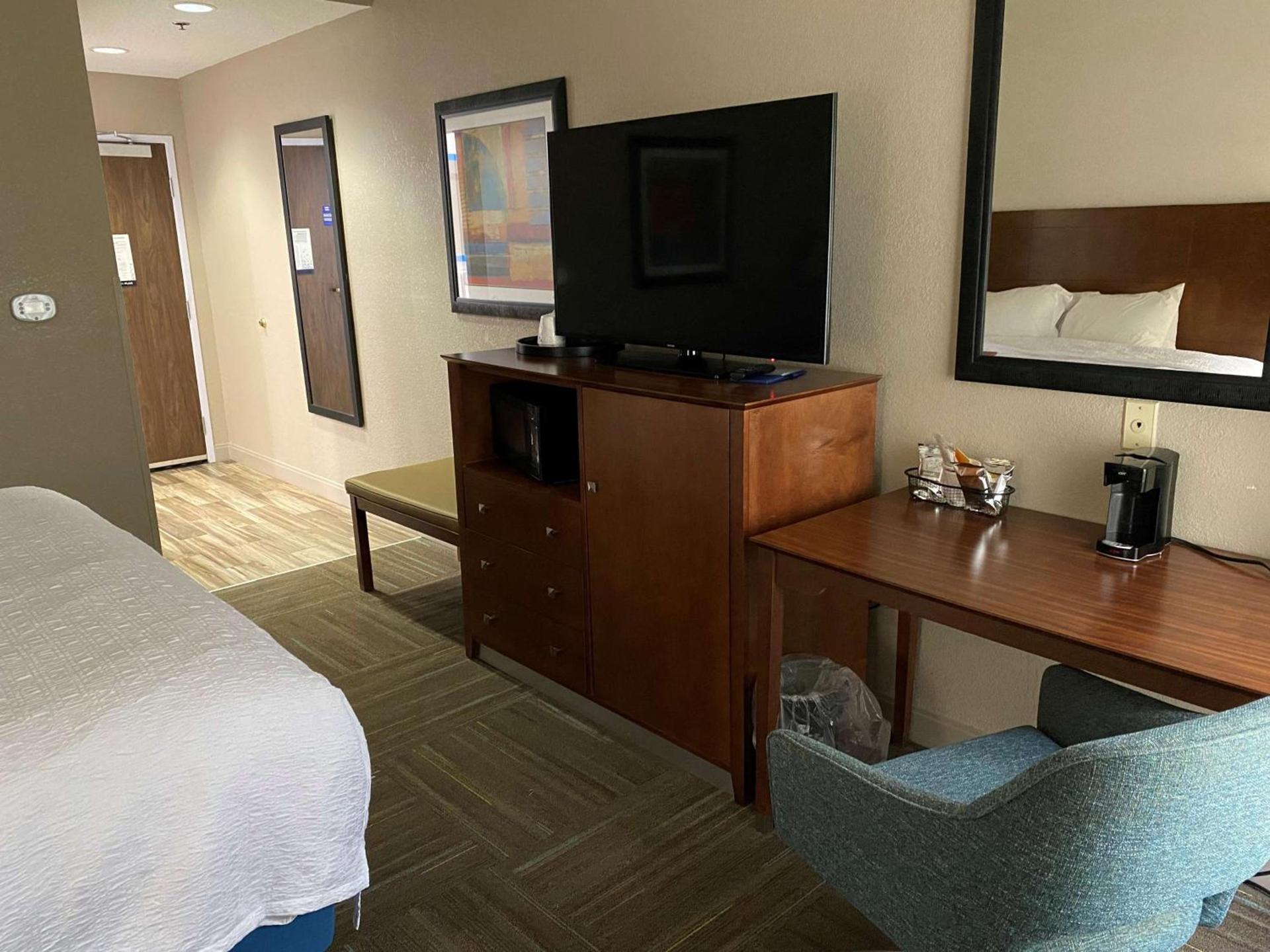 Hampton Inn Ft. Chiswell-Max Meadows photo 16
