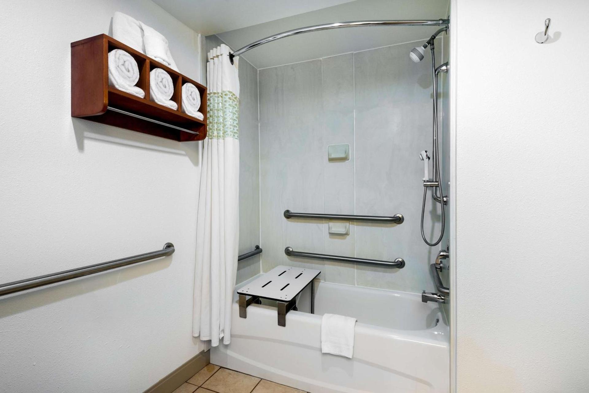 Hampton Inn Ft. Chiswell-Max Meadows photo 17