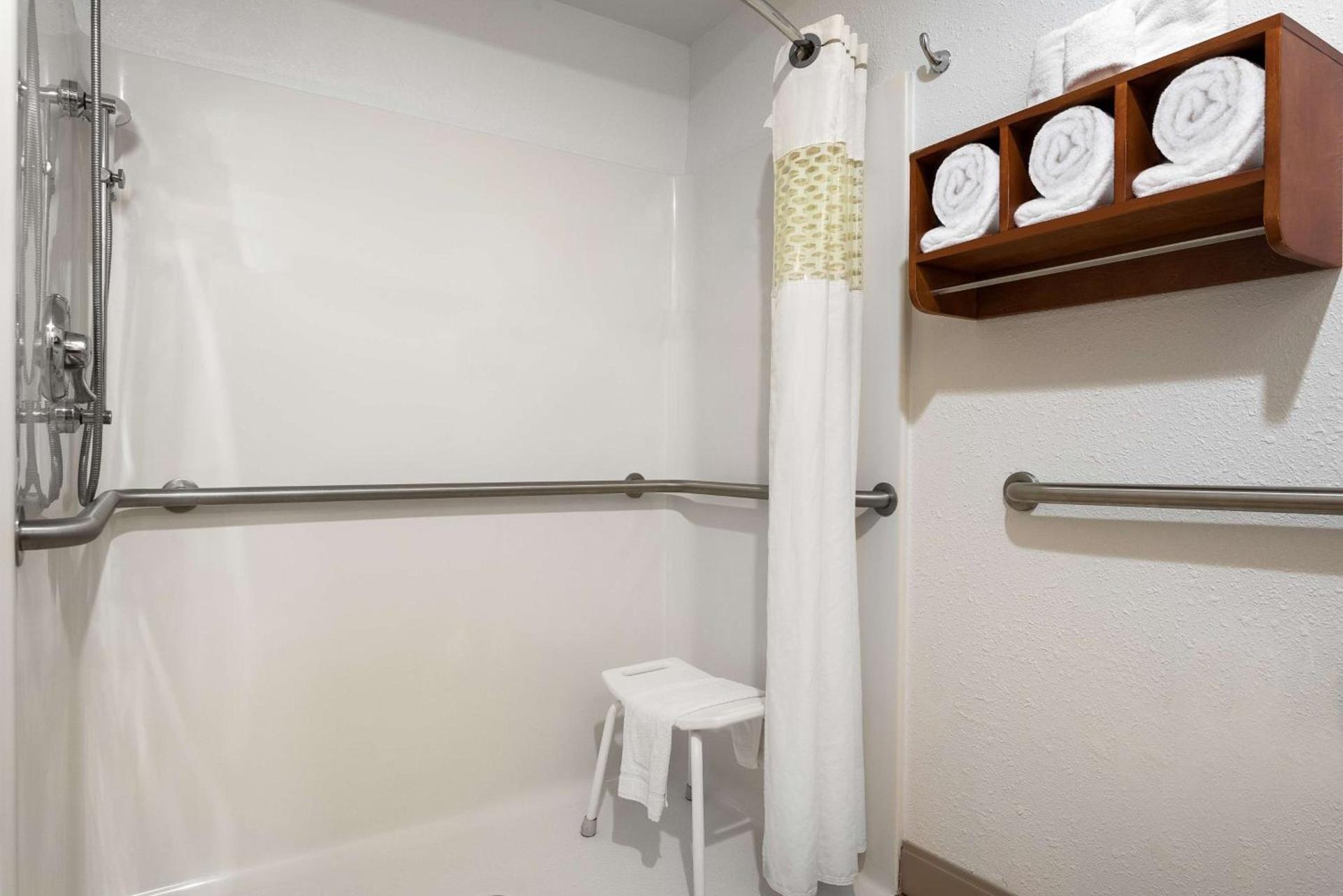 Hampton Inn Ft. Chiswell-Max Meadows photo 18