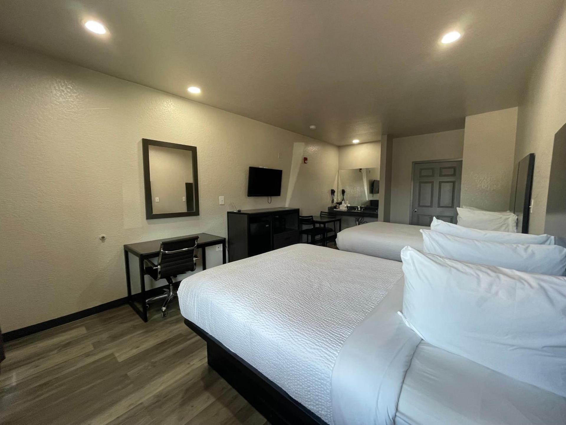 Days Inn by Wyndham Dickinson TX photo 61