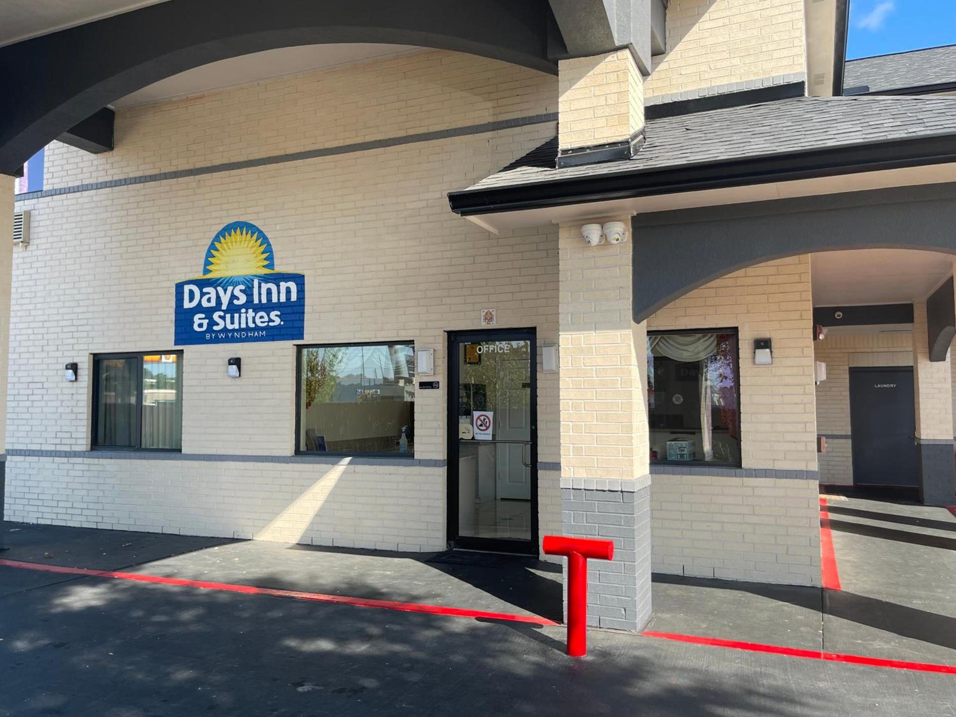 Days Inn by Wyndham Dickinson TX photo 56