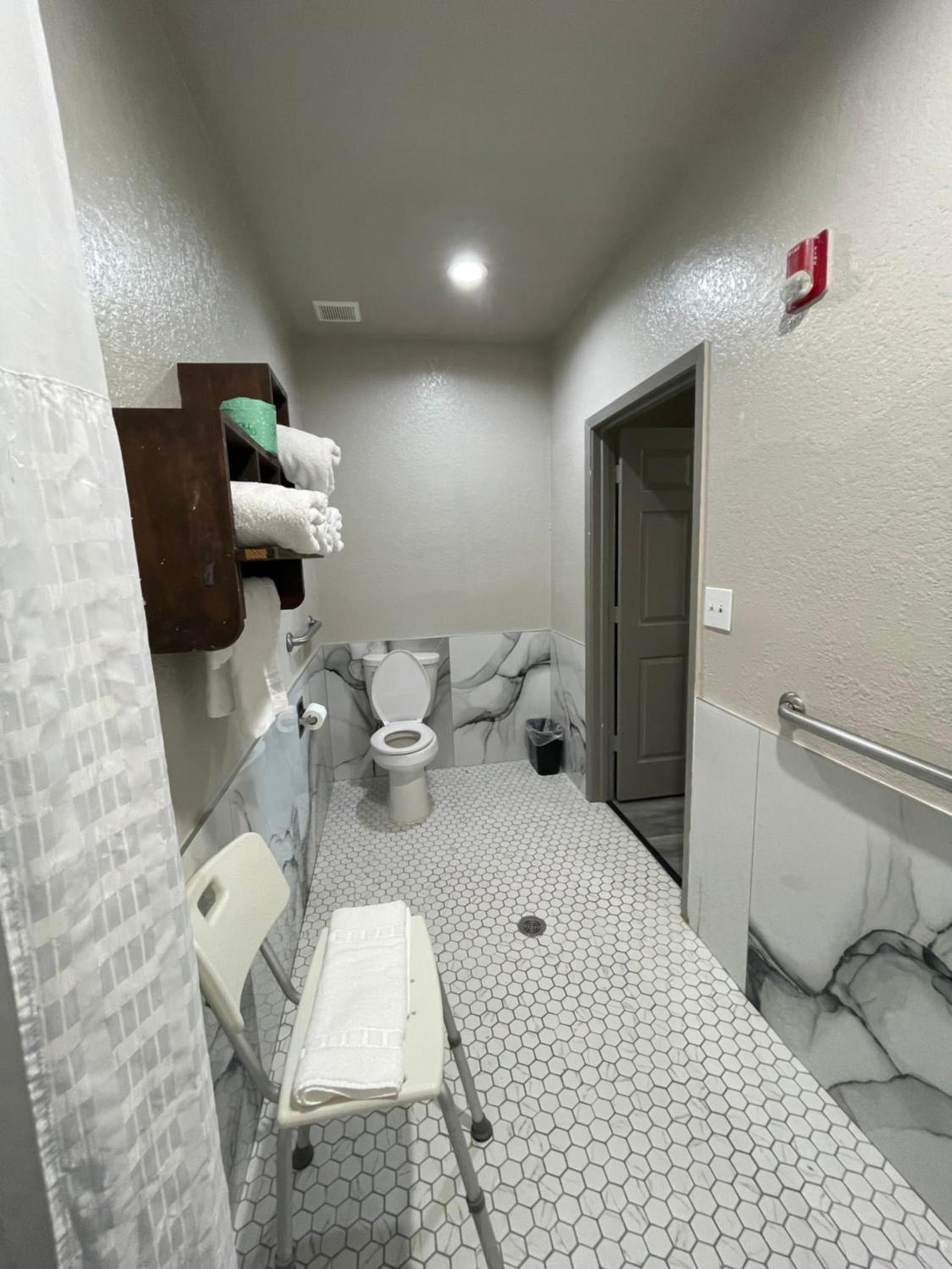 Days Inn by Wyndham Dickinson TX photo 62