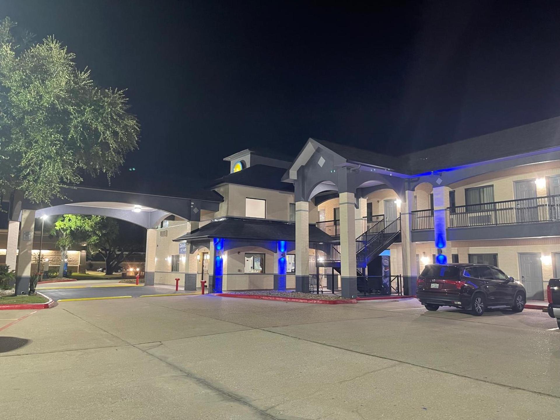 Days Inn by Wyndham Dickinson TX photo 57