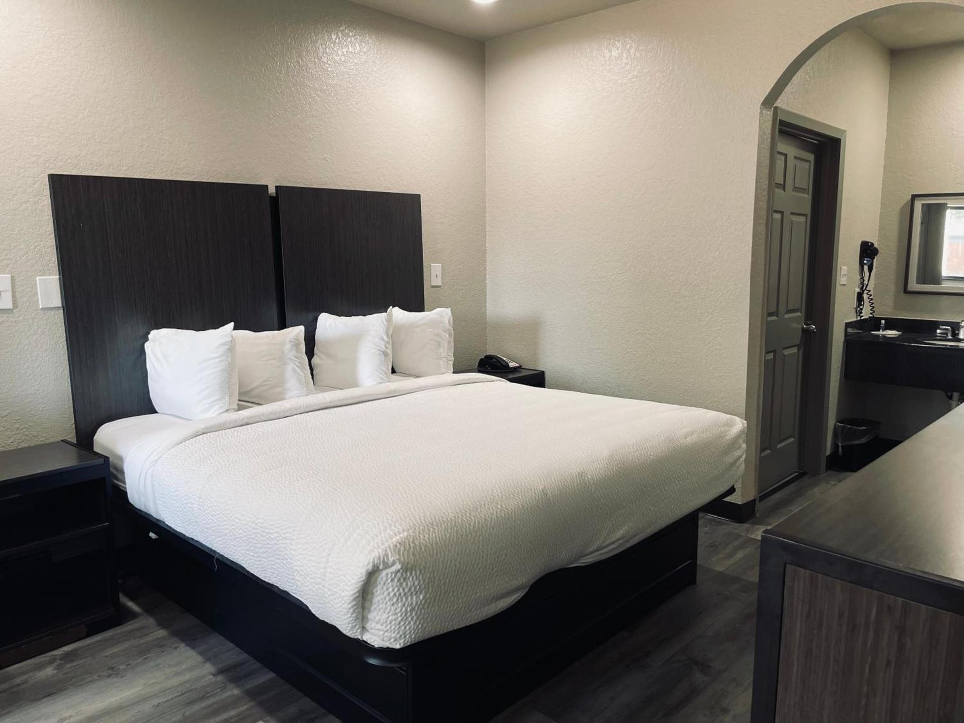 Days Inn by Wyndham Dickinson TX photo 68