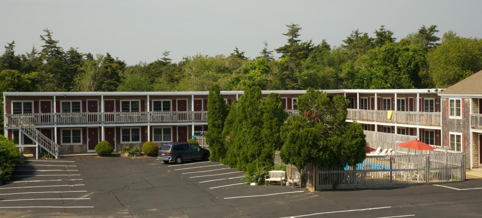 Holiday Hill Inn & Suites — hotel in Dennis Port