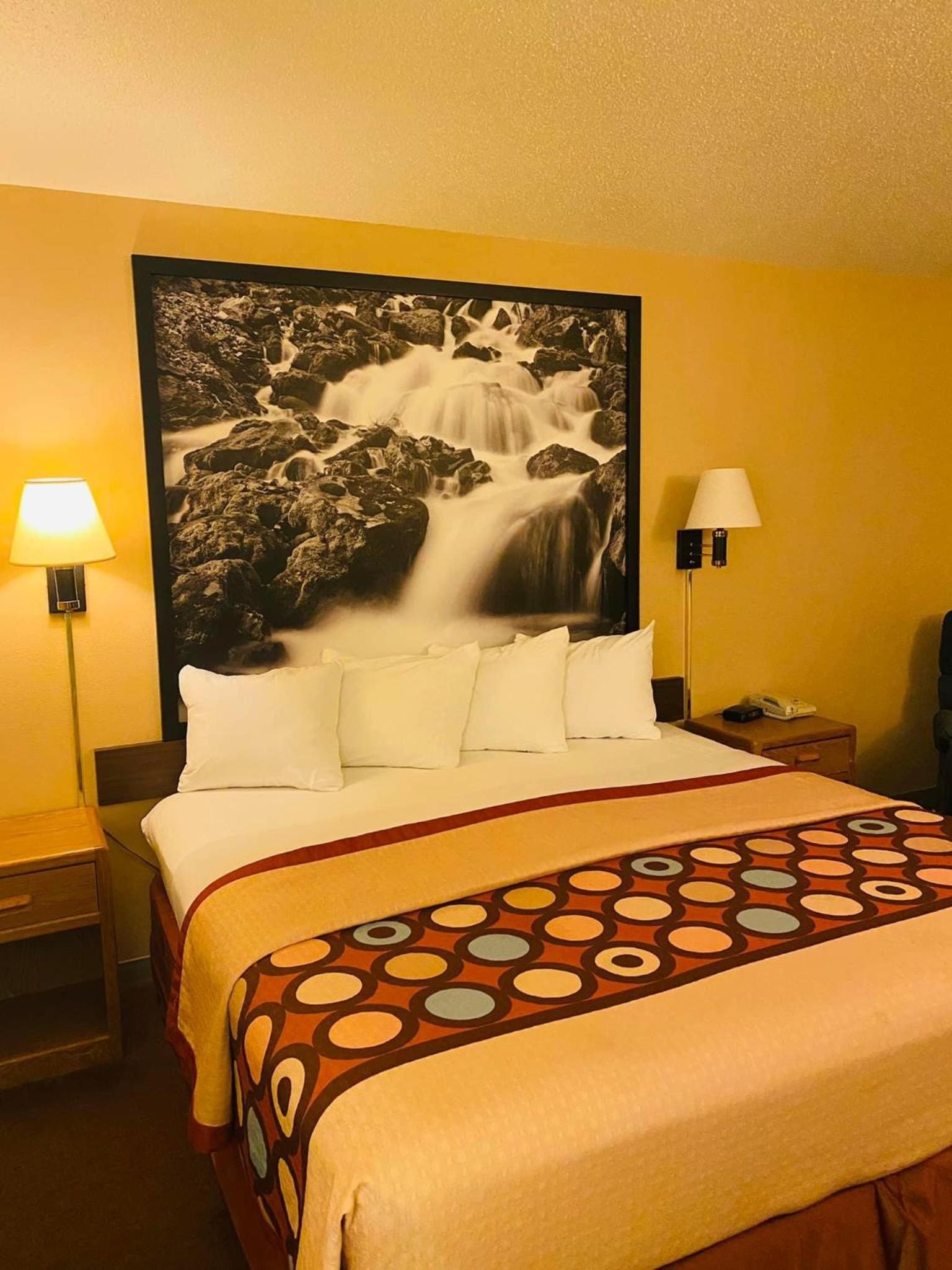 Super 8 by Wyndham Hot Springs photo 4
