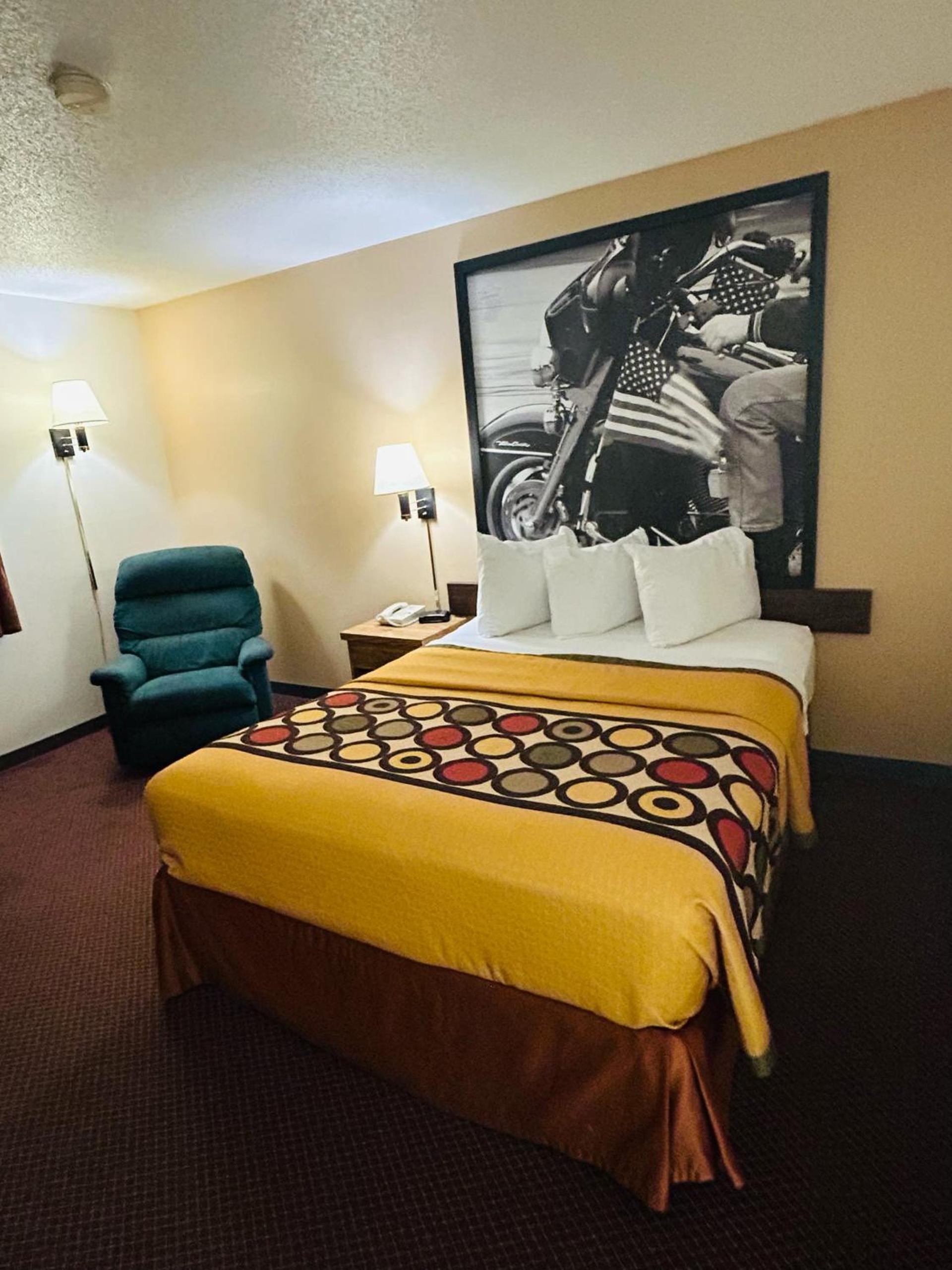 Super 8 by Wyndham Hot Springs photo 5