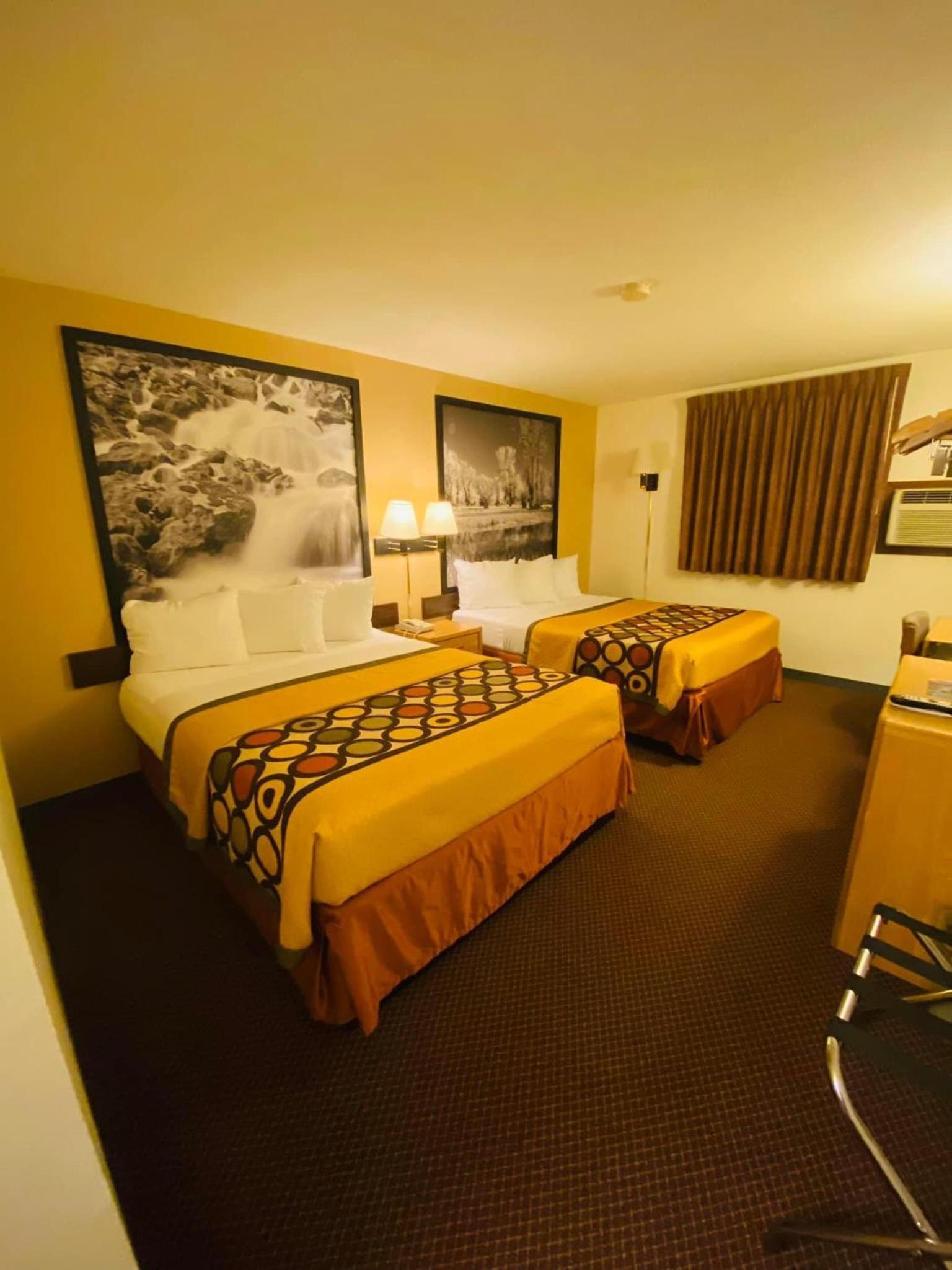 Super 8 by Wyndham Hot Springs photo 6