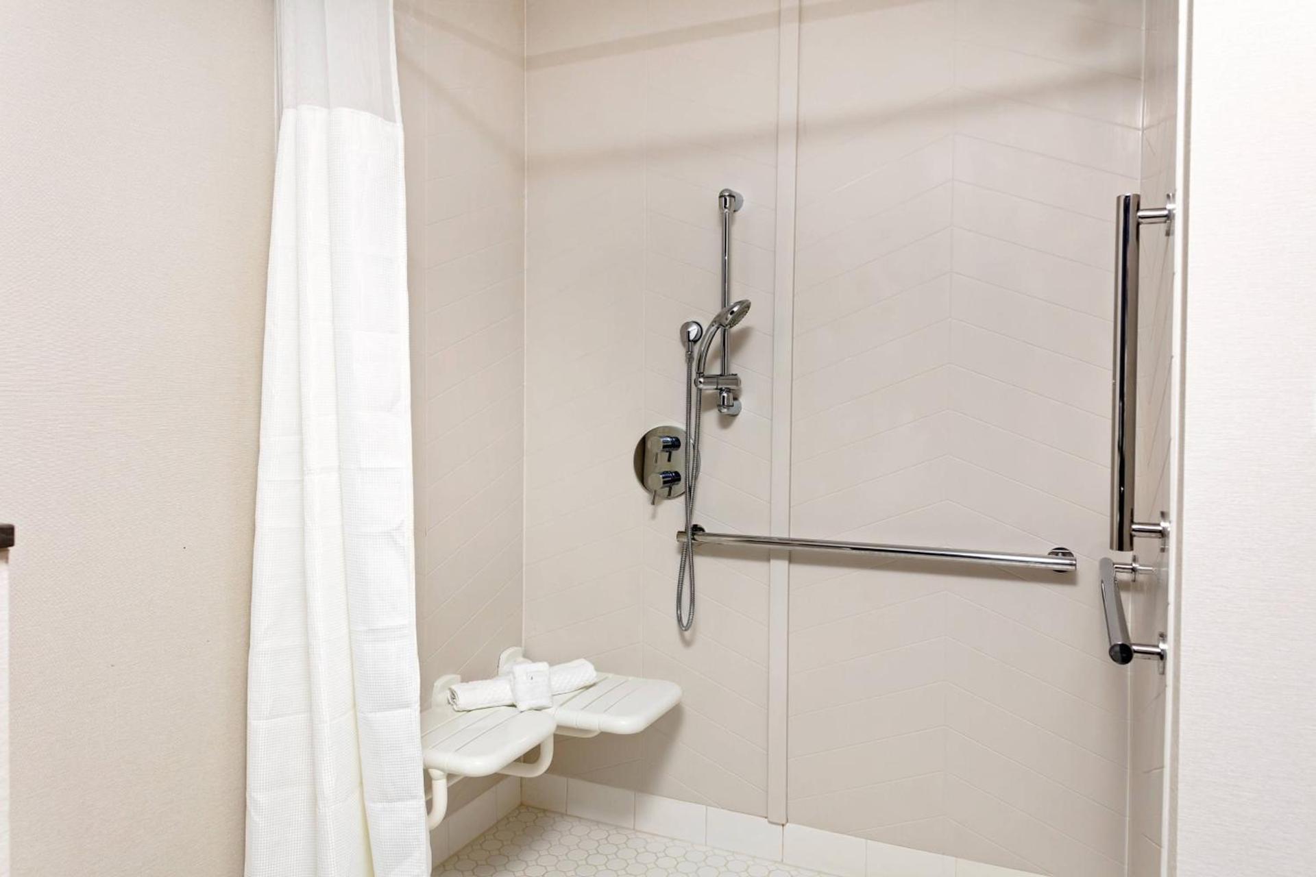 Fairfield by Marriott Port Clinton Waterfront photo 12
