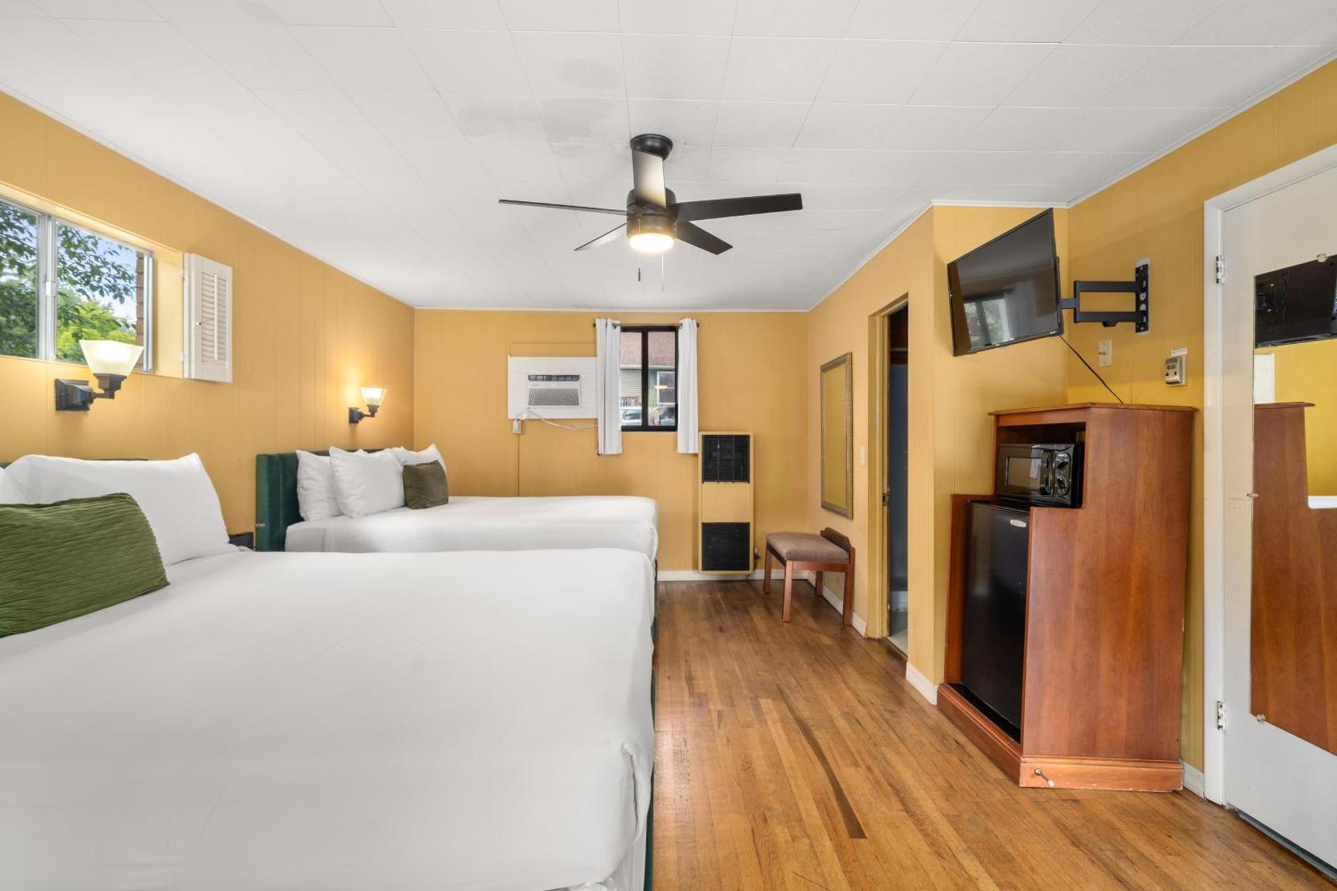 CedarWood Inn photo 89