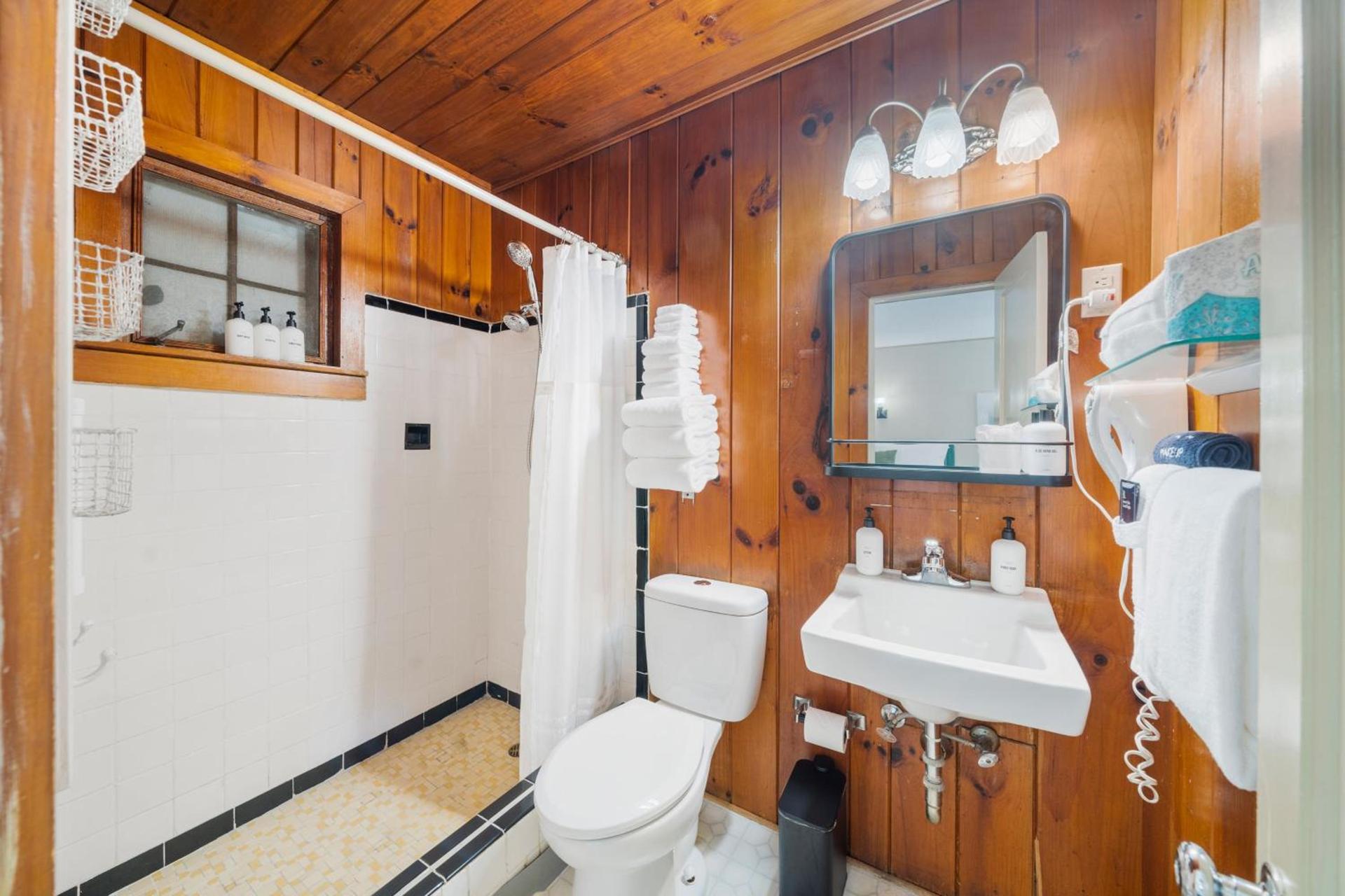 CedarWood Inn photo 100
