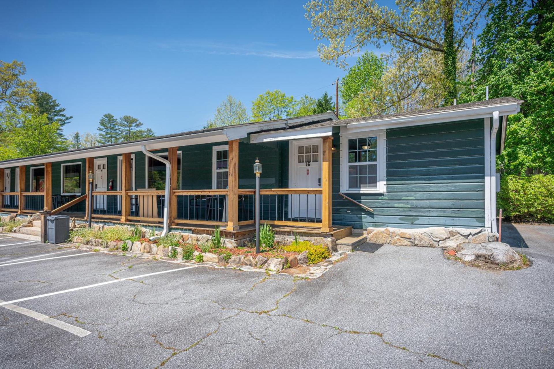 CedarWood Inn photo 94
