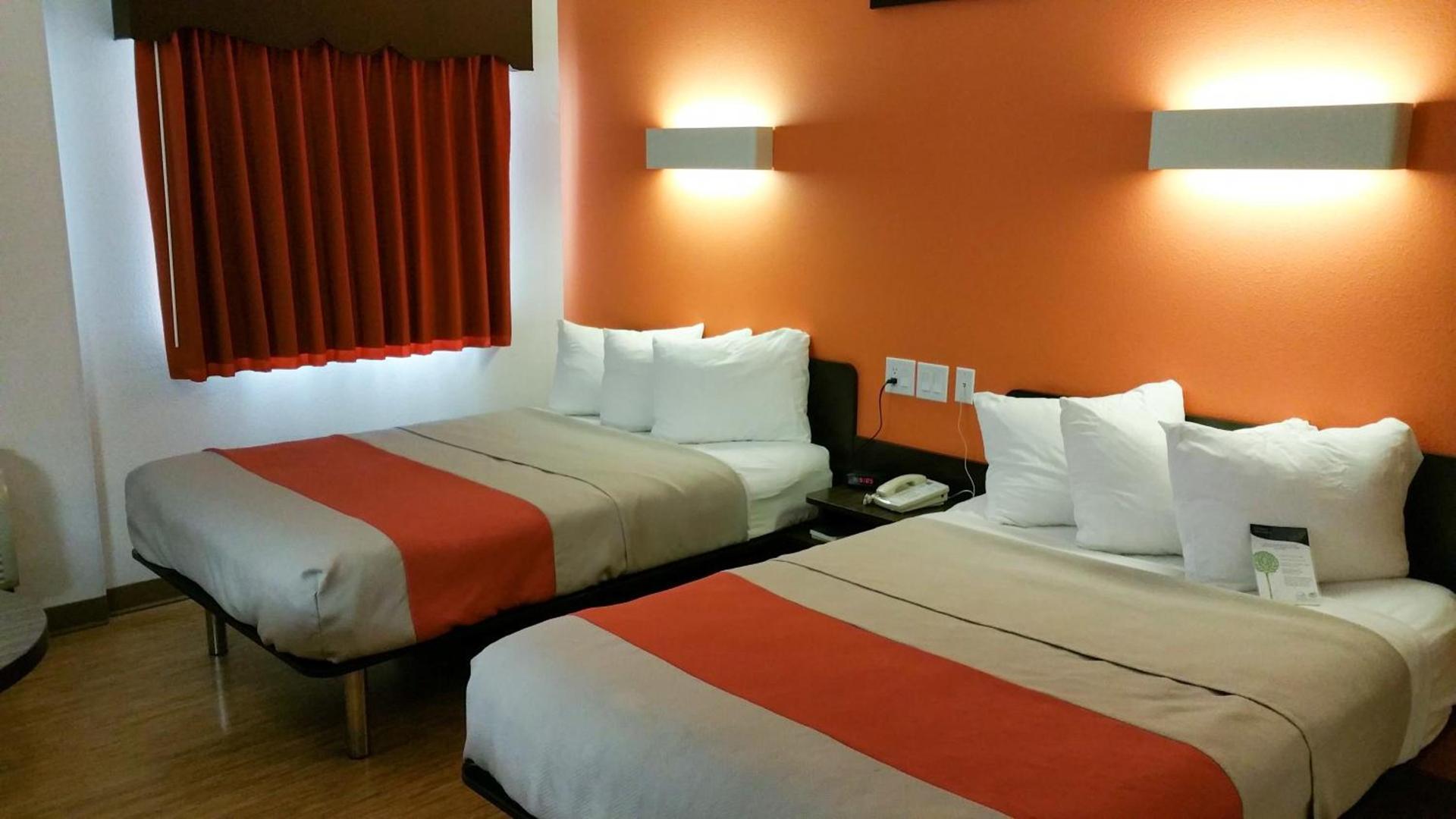 Motel 6-Eagle Pass, TX - Lakeside photo 31