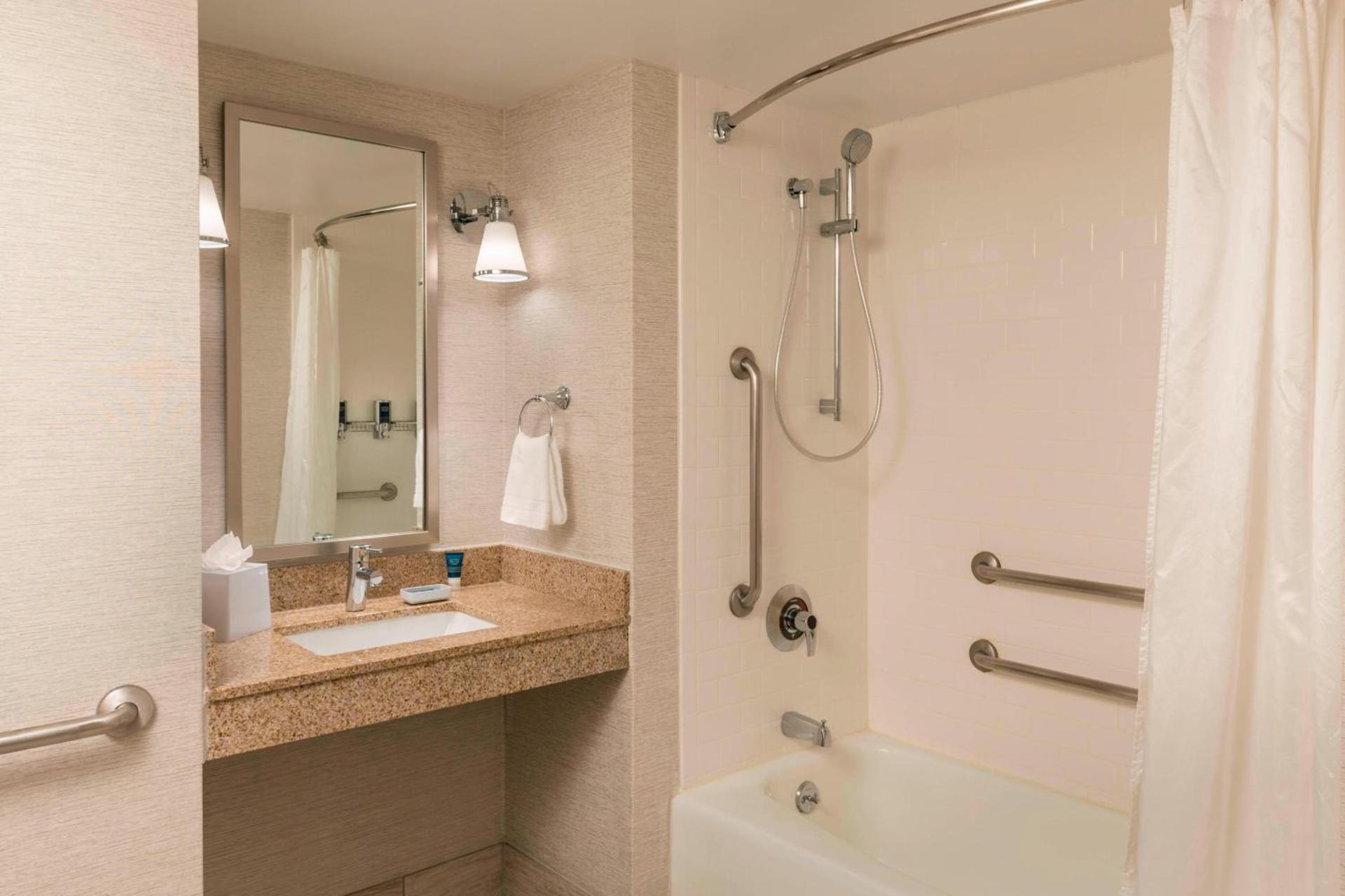 Four Points by Sheraton Boston Logan Airport Revere photo 8