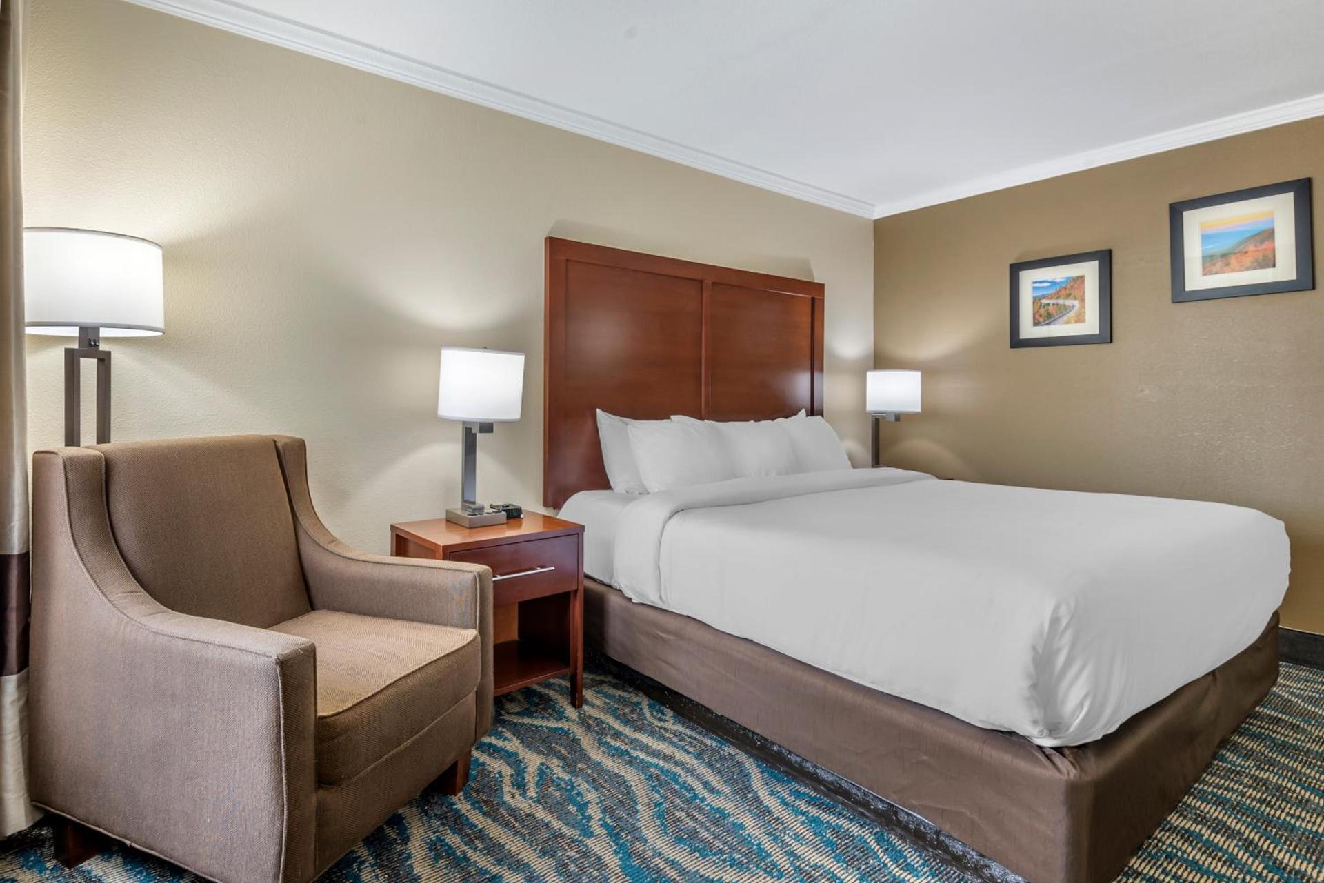 Spark by Hilton Asheville Blue Ridge Parkway photo 70