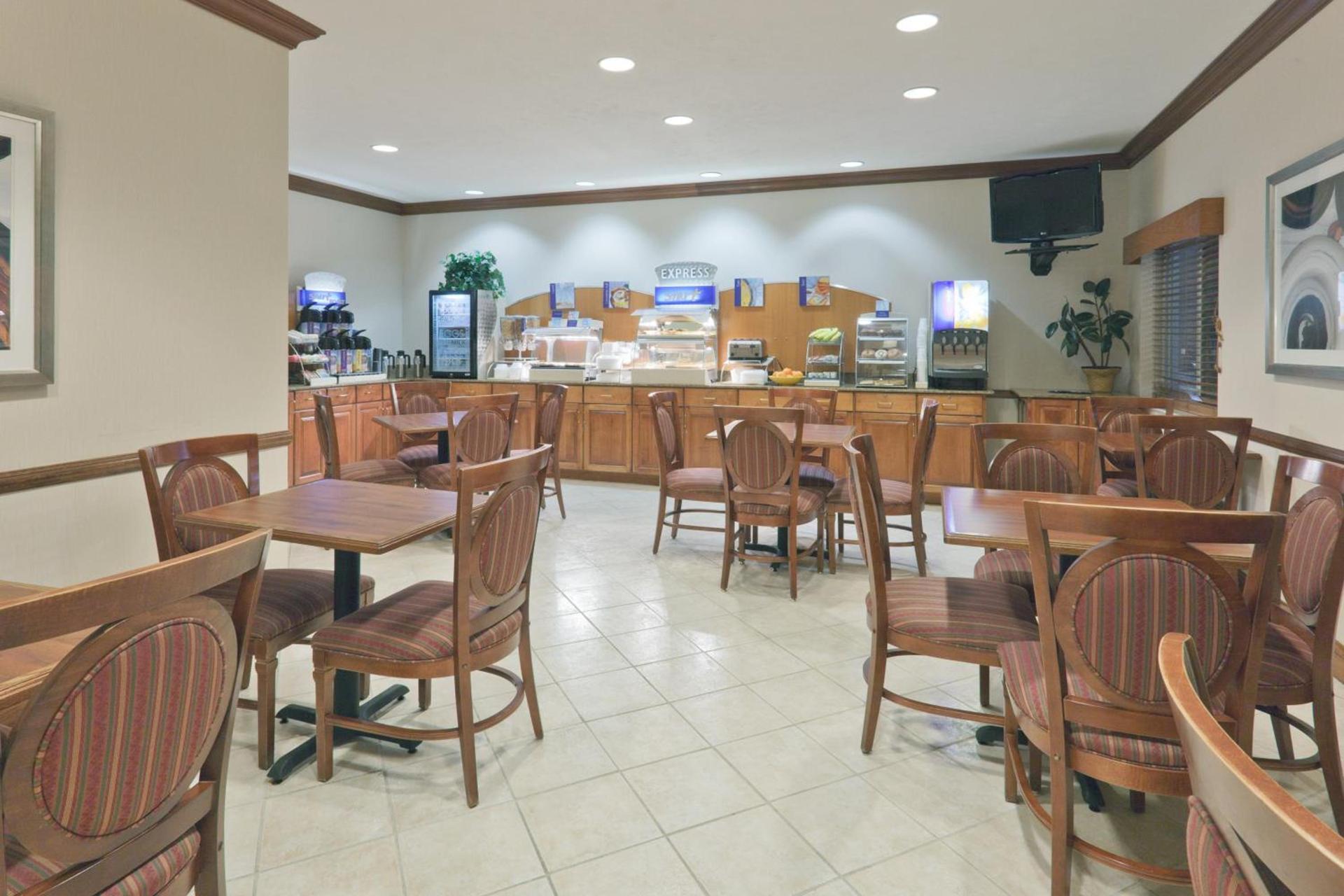 Holiday Inn Express Evansville - West by IHG photo 30