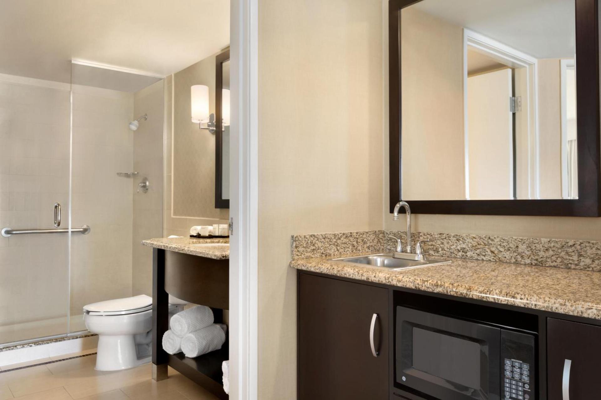 Embassy Suites Los Angeles Glendale photo 38