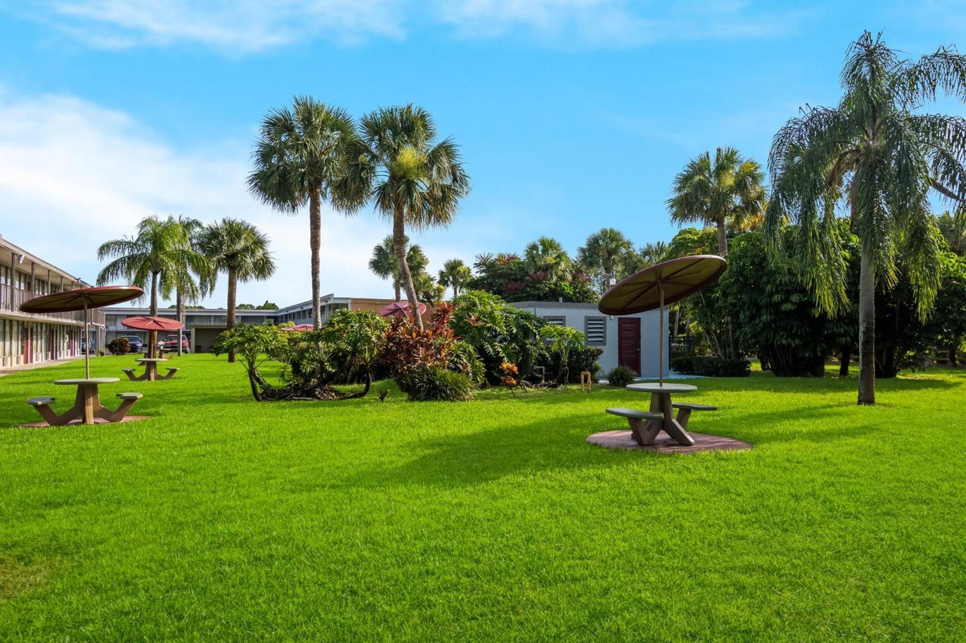 HomeTowne Studios by Red Roof Vero Beach - I-95 photo 28