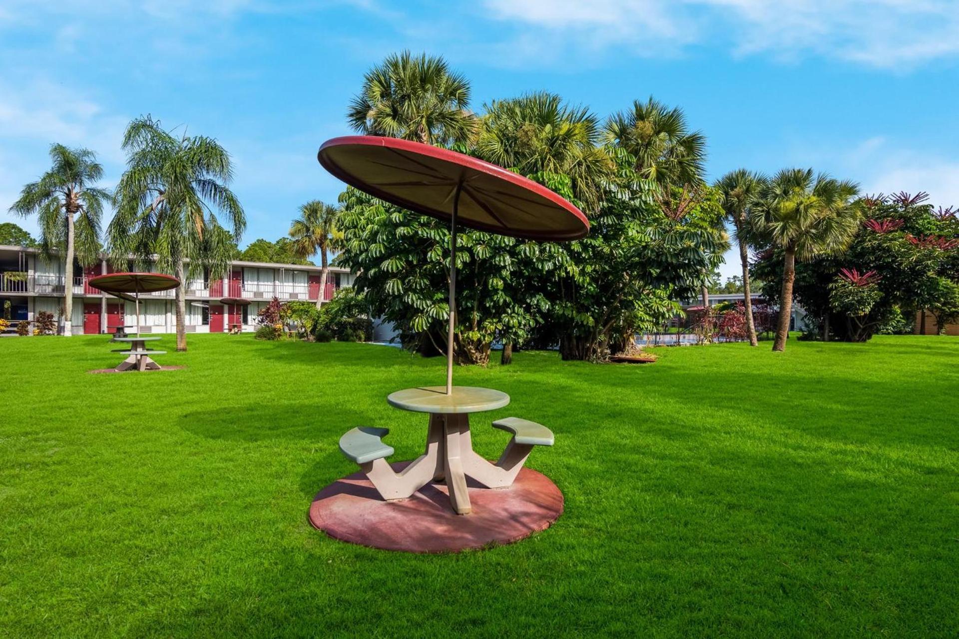 HomeTowne Studios by Red Roof Vero Beach - I-95 photo 31