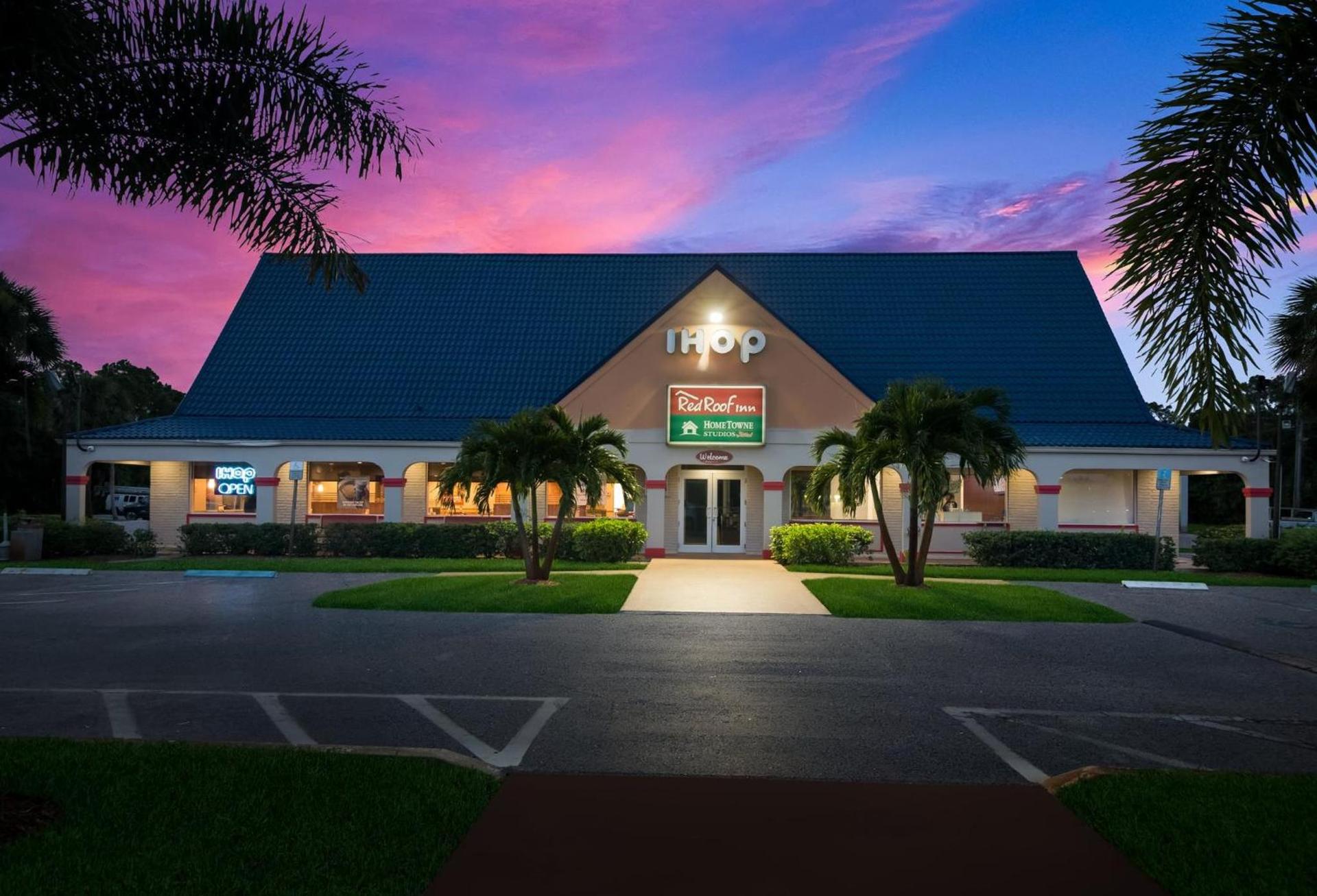 HomeTowne Studios by Red Roof Vero Beach - I-95 photo 29