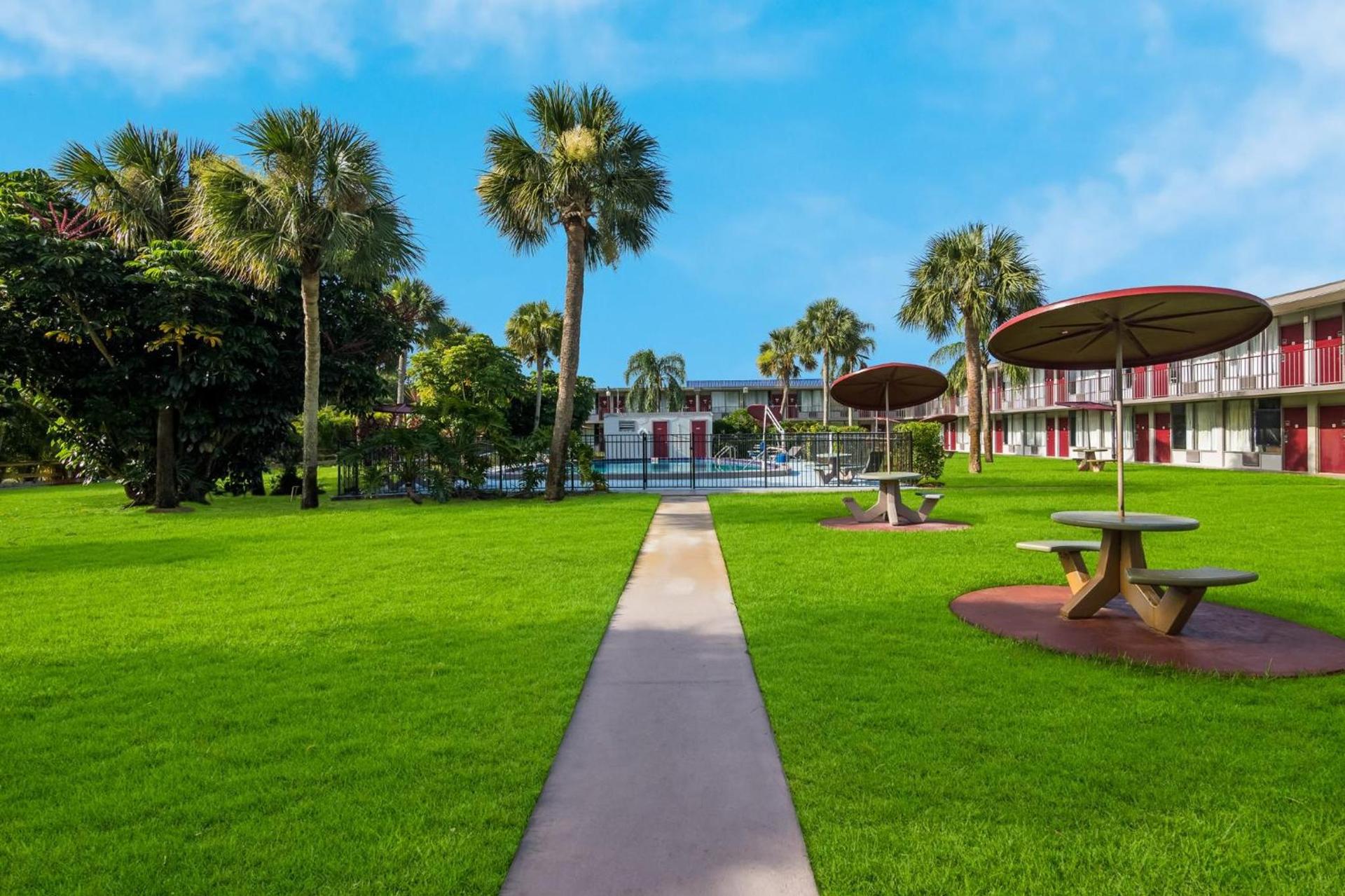 HomeTowne Studios by Red Roof Vero Beach - I-95 photo 26