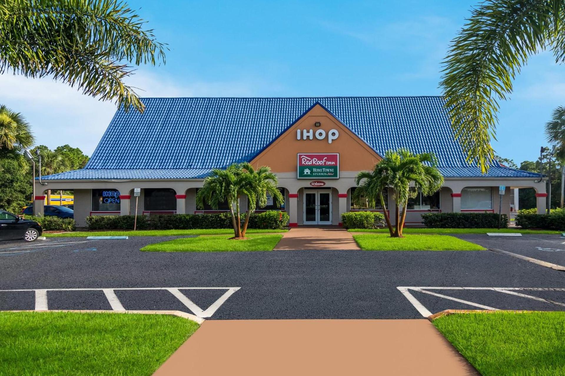 HomeTowne Studios by Red Roof Vero Beach - I-95 photo 30